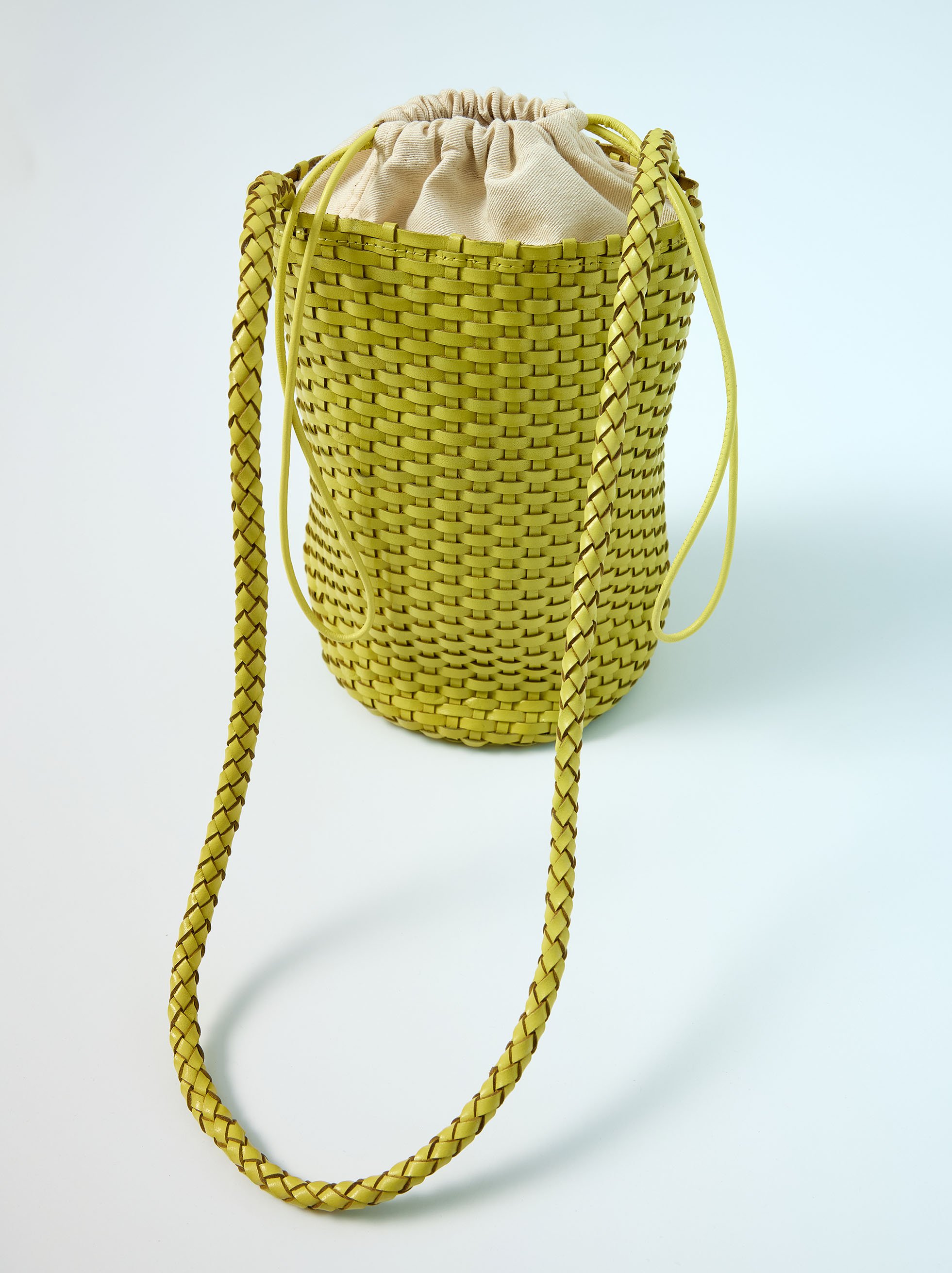 Sac seau en cuir tressé image number 5.0