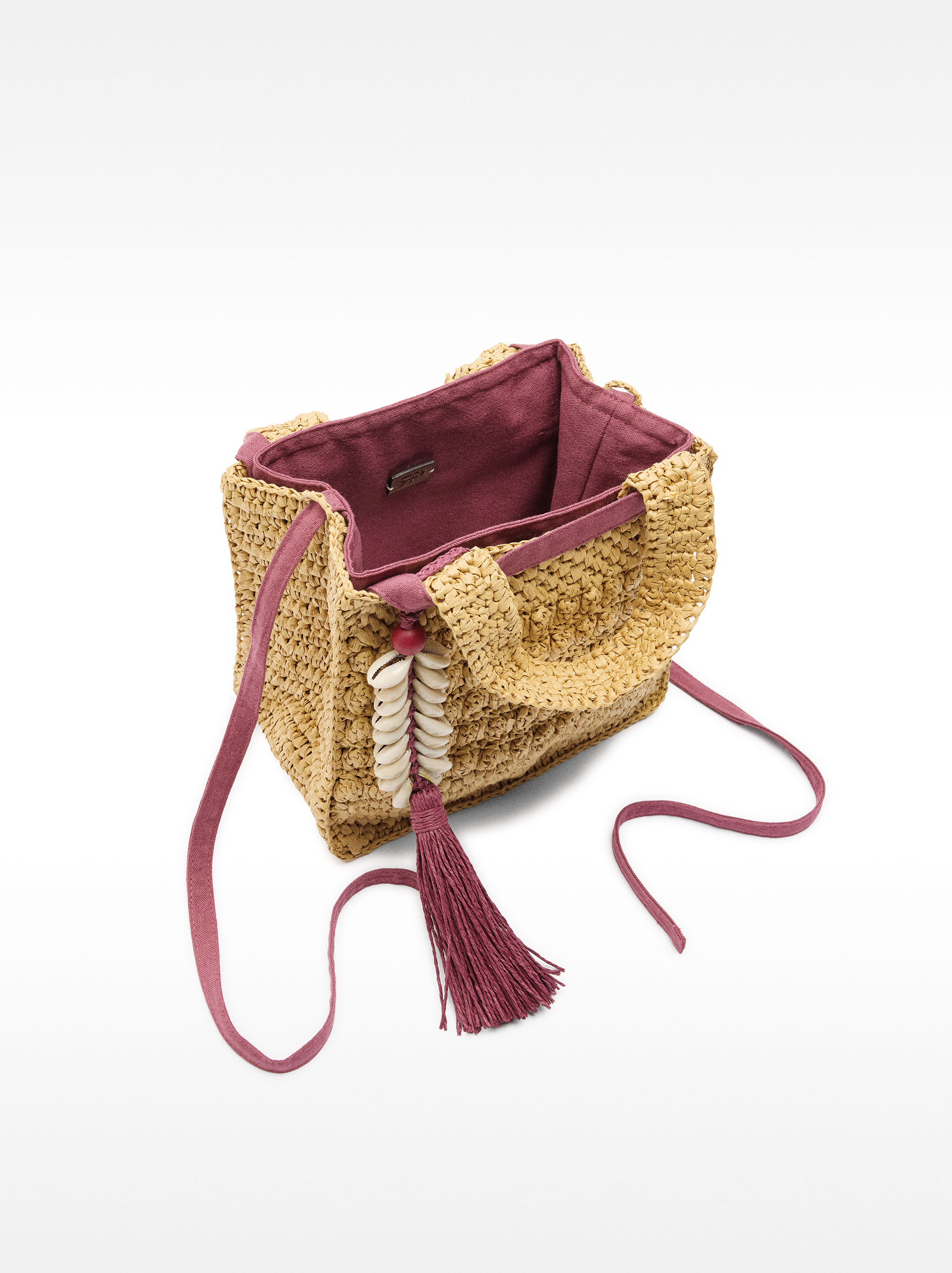 Straw-effect tote bag with hanging shells detail S  image number 5.0