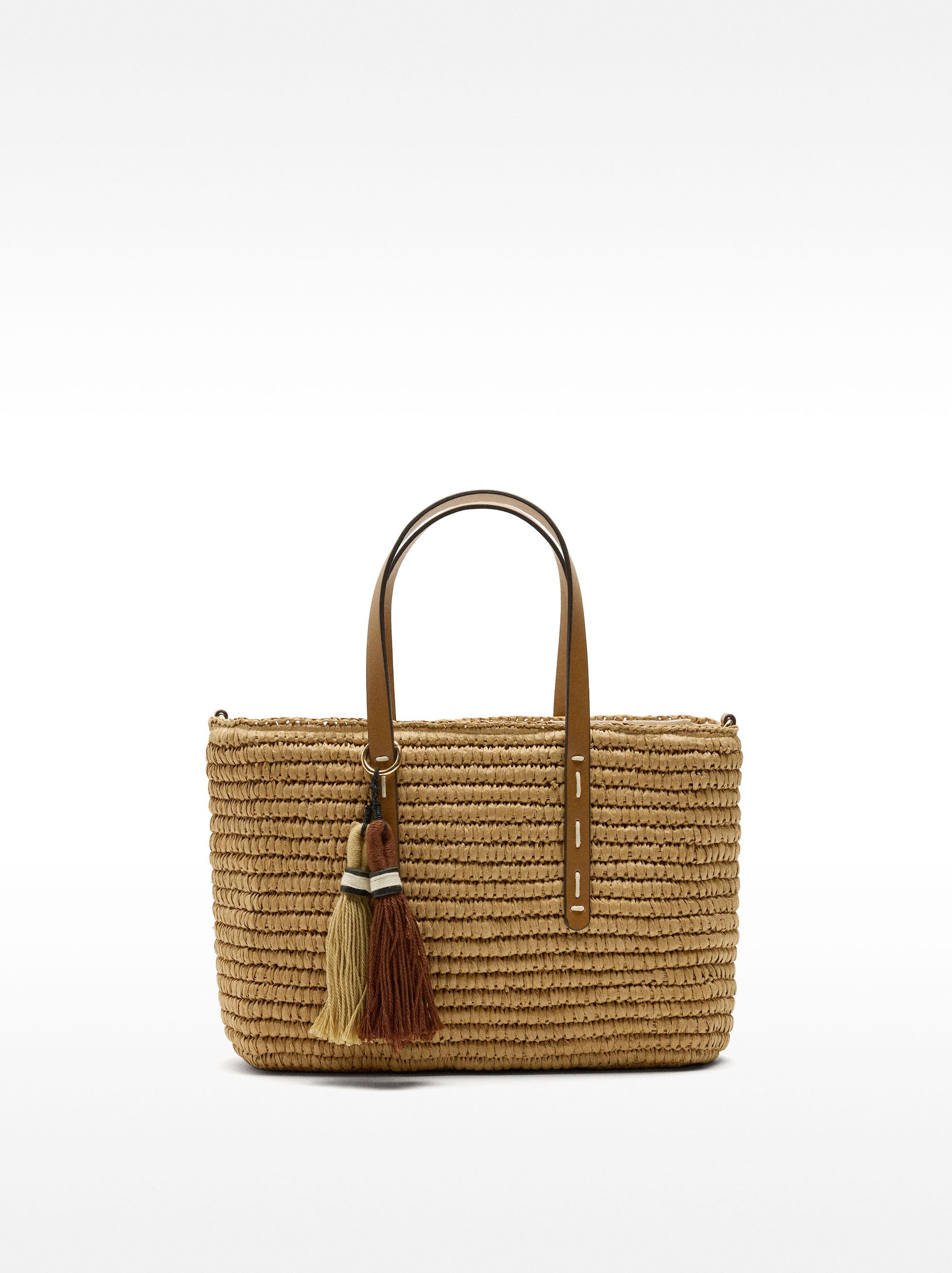 Bolso tote con efecto rafia y colgante L image number 0.0