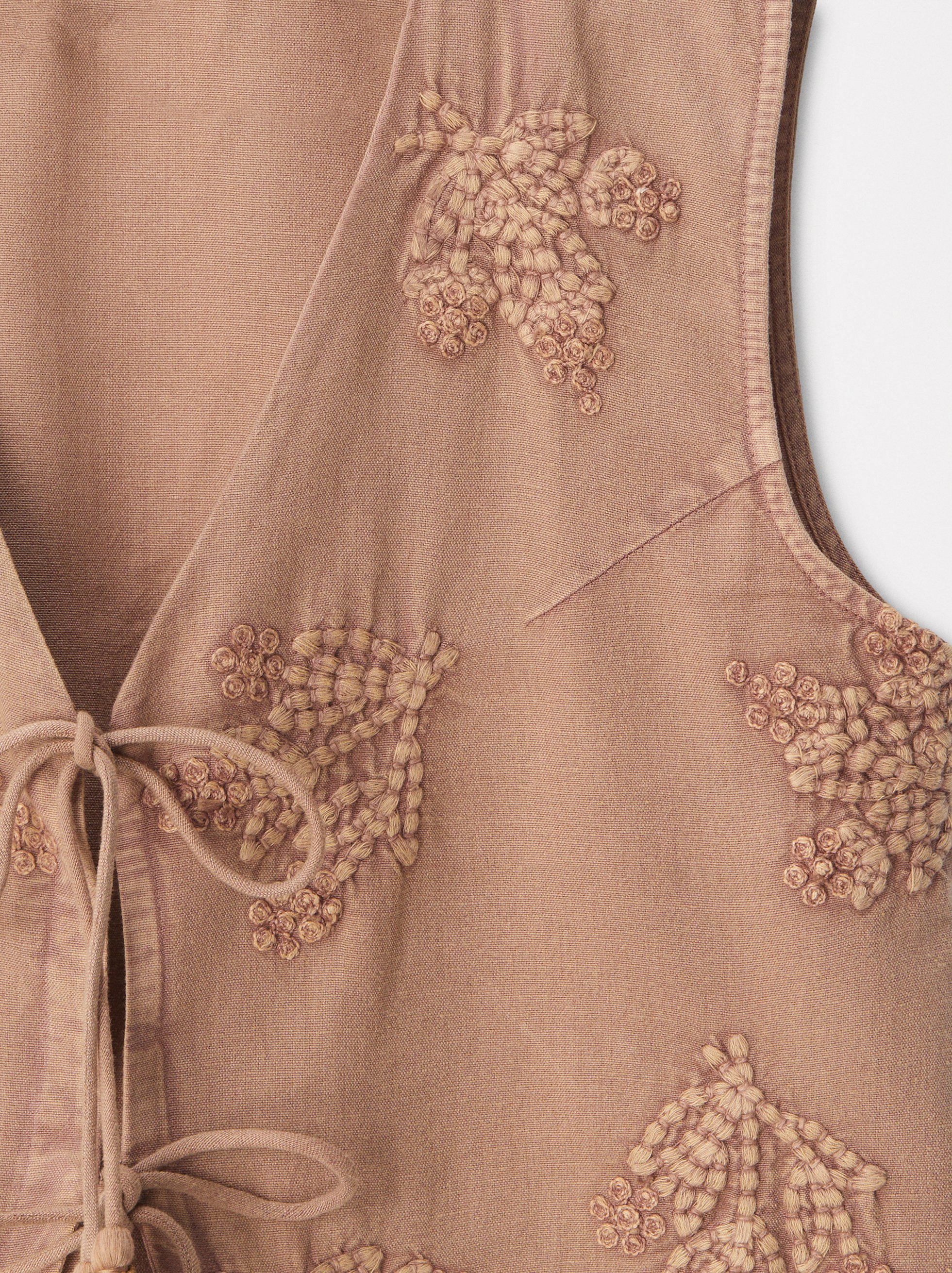 Embroidered Vest With Bows image number 7.0