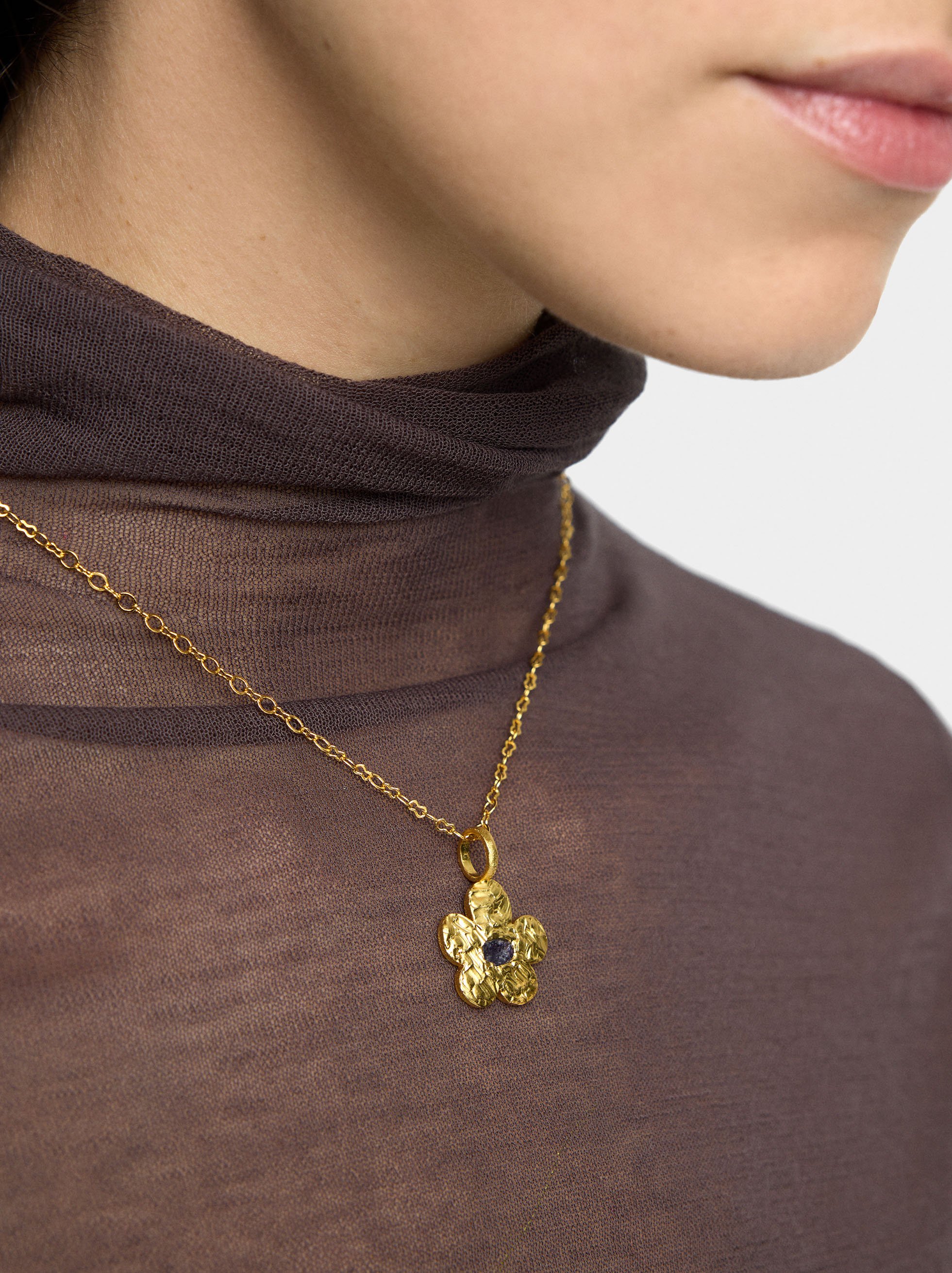 Flower pendant necklace with stone - 18k gold swim image number 1.0
