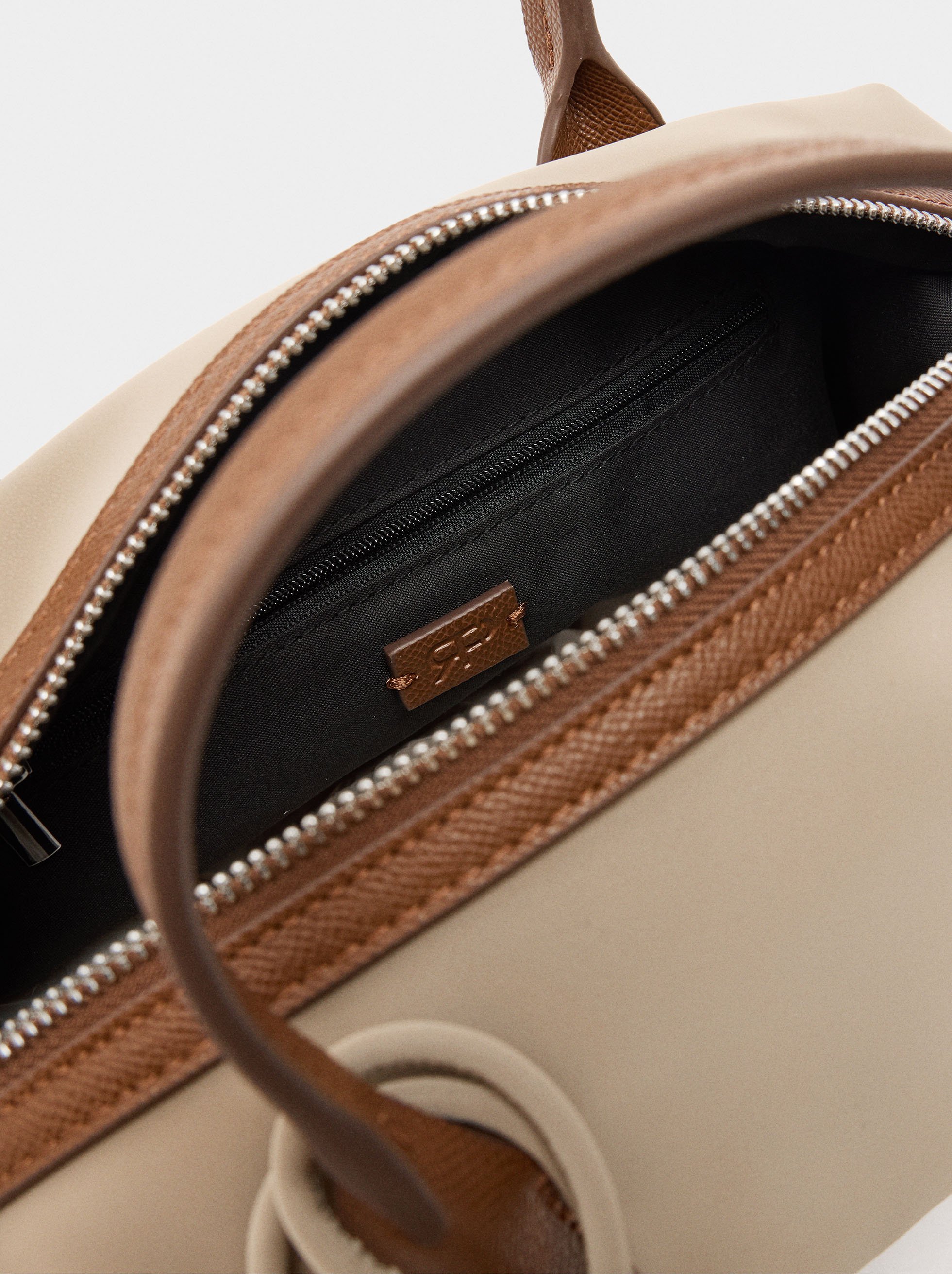 Bossa tote textura suave con penduro image number 4.0