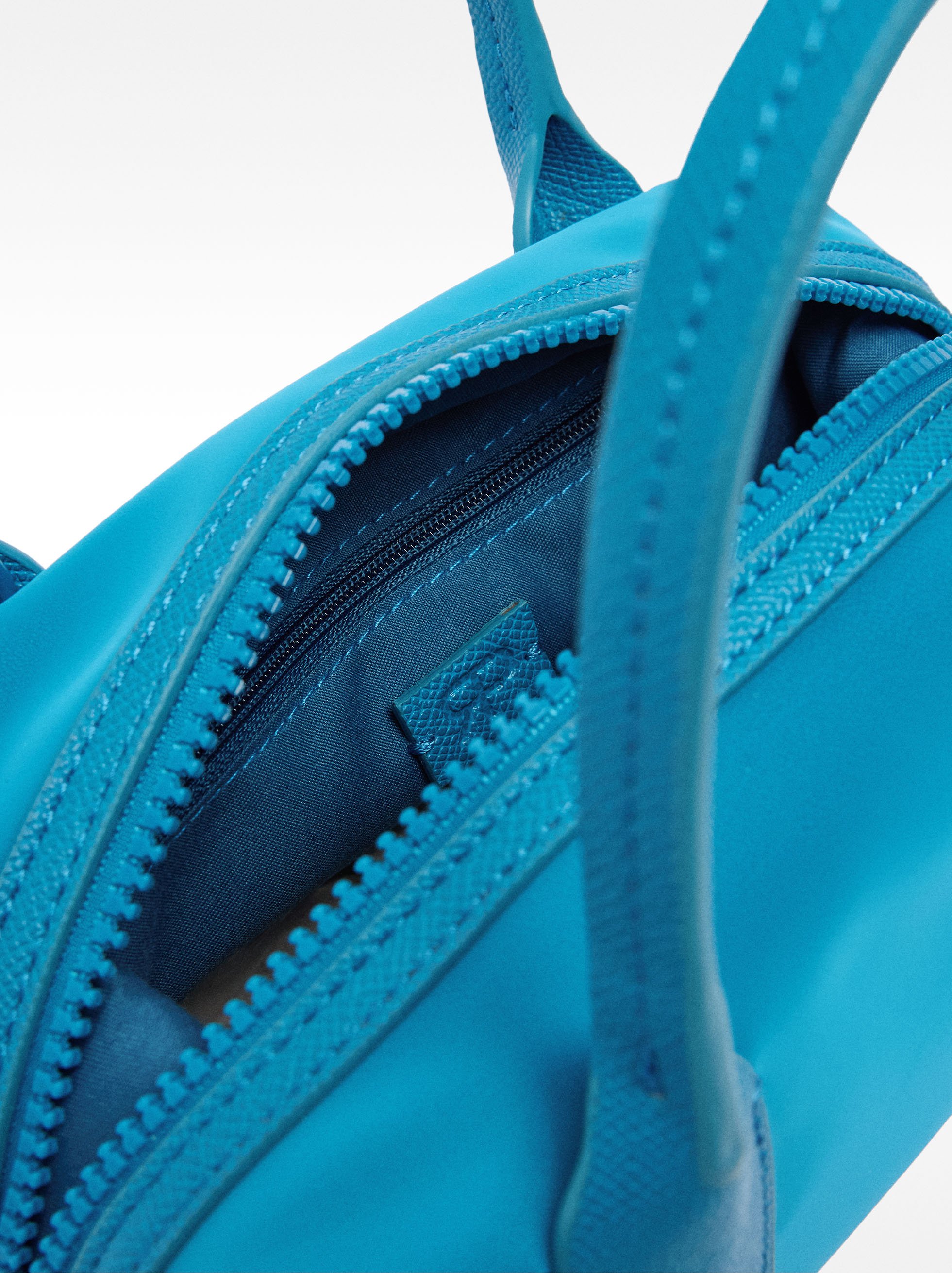 Soft texture tote bag with shoulder strap image number 4.0