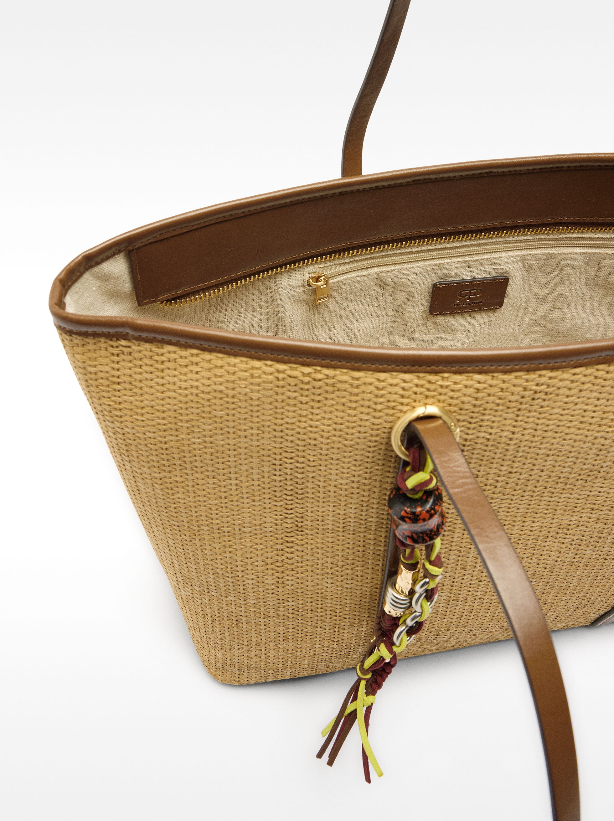 Bolso shopper de efecto rafia con colgante image number 4.0