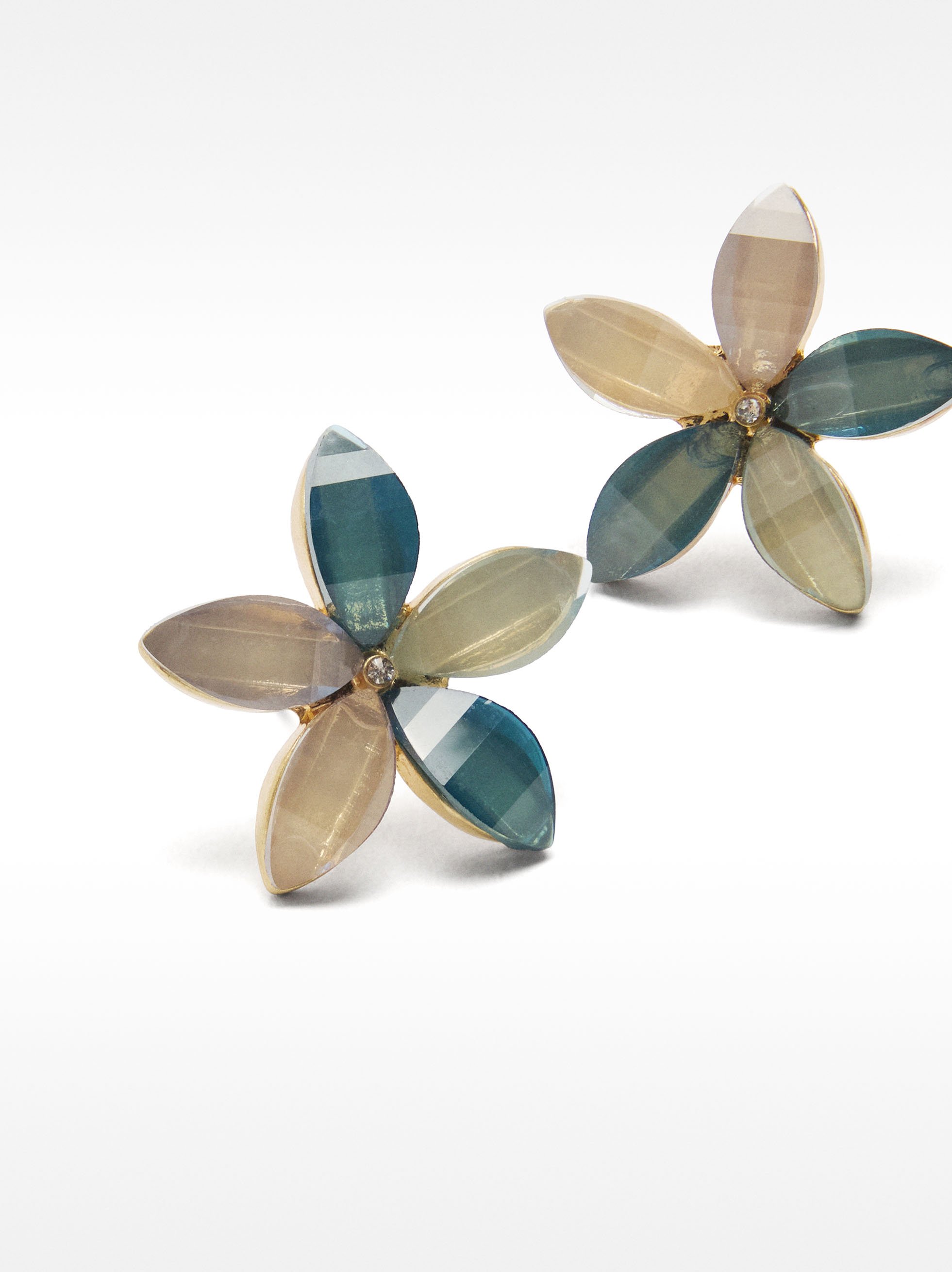 Flower earrings with resin image number 1.0
