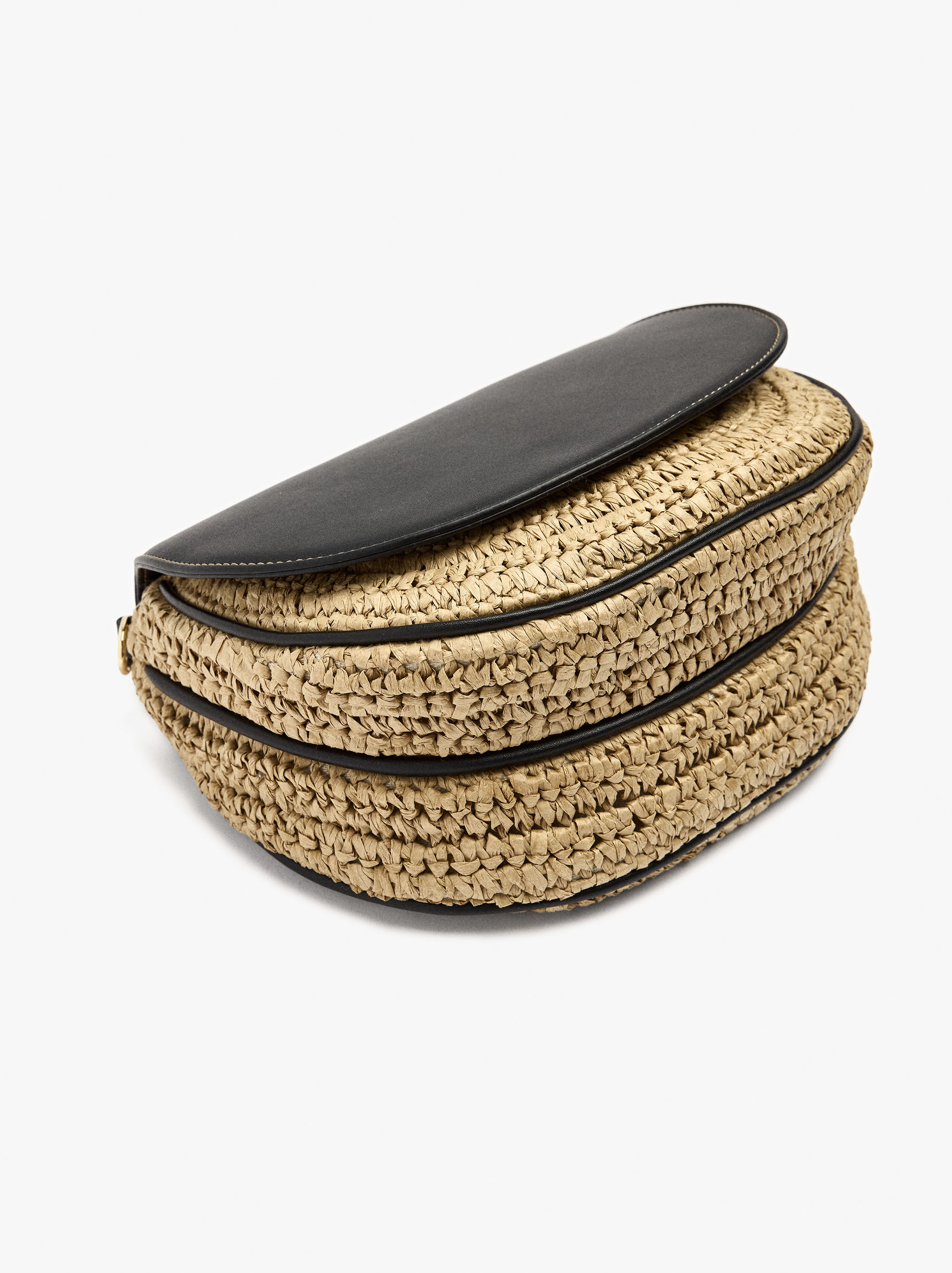 Bolso bandolera efecto rafia con solapa image number 2.0