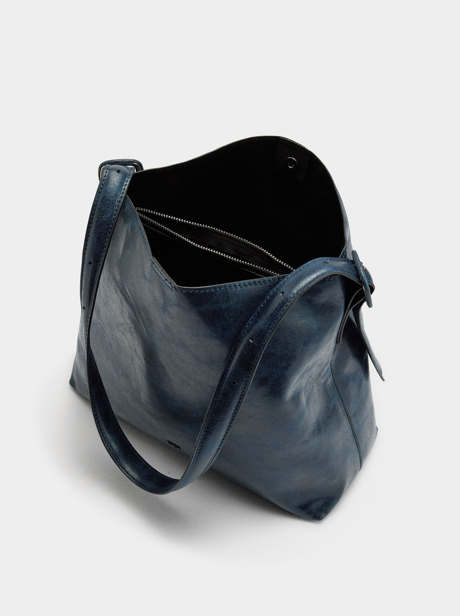 Schultertasche mit Crackle-Effekt image number 3.0