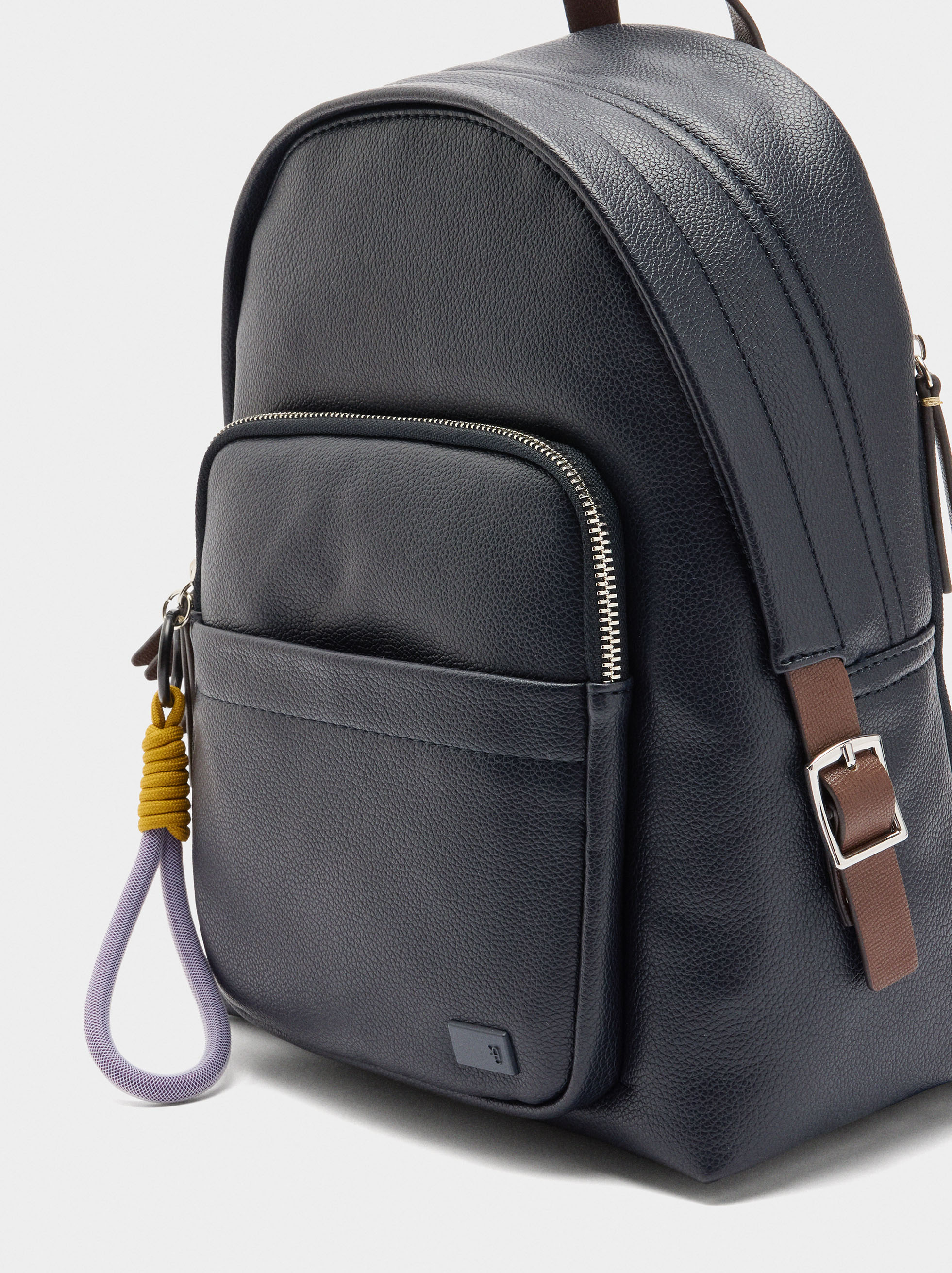 Basic backpack with pendant image number 2.0