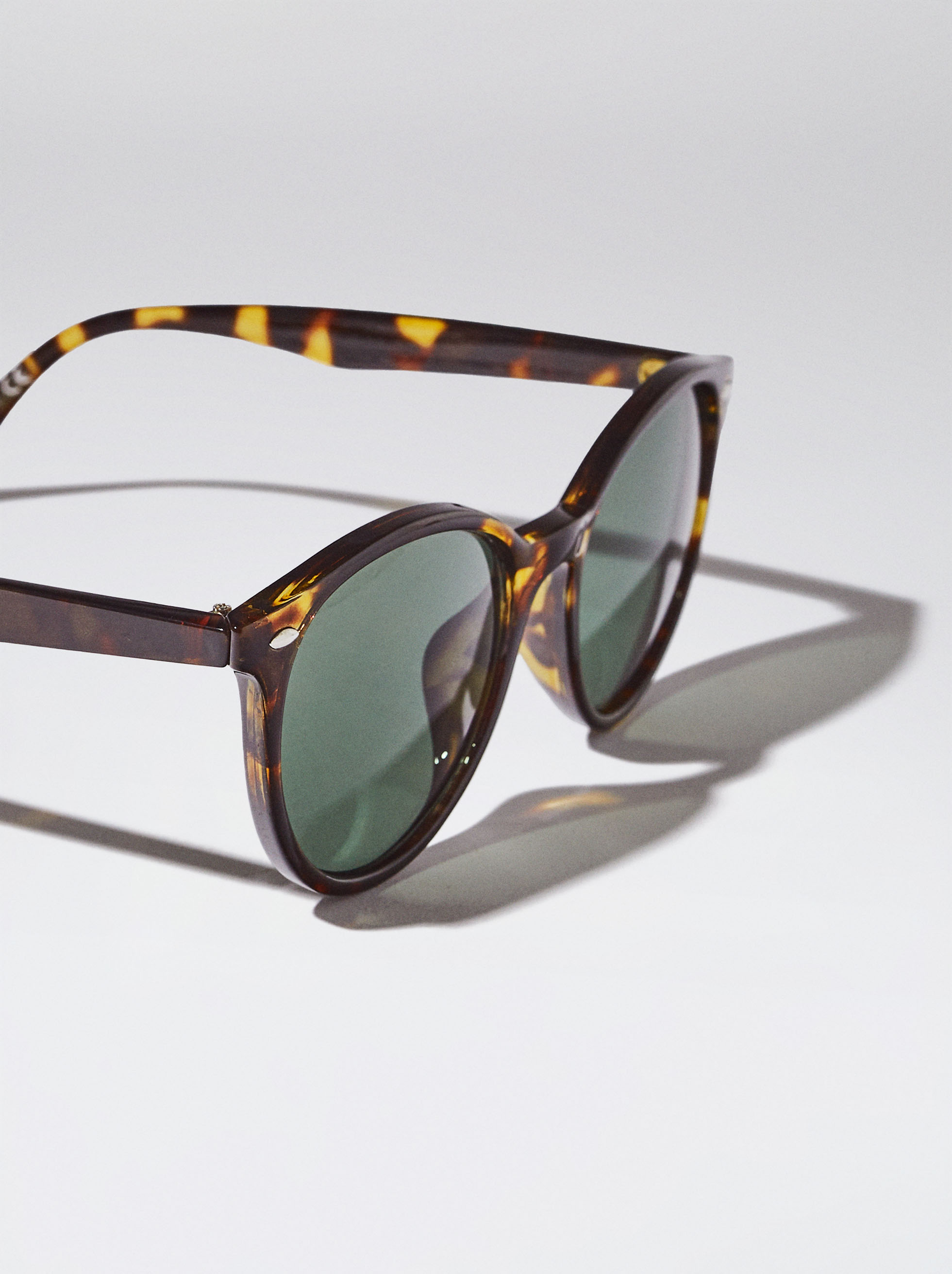 Round Tortoiseshell Sunglasses image number 1.0