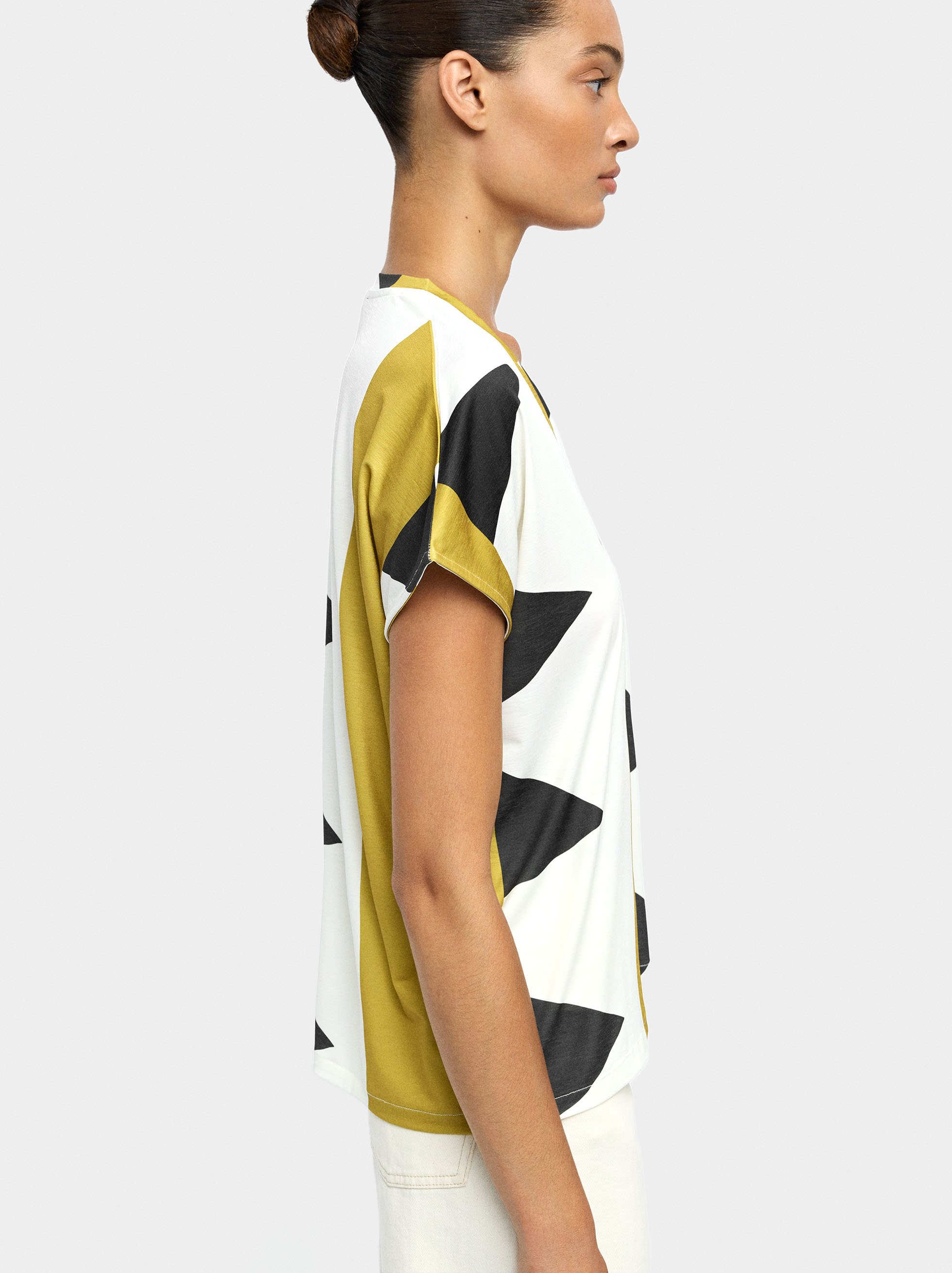 T-shirt with print and V-neck image number 3.0