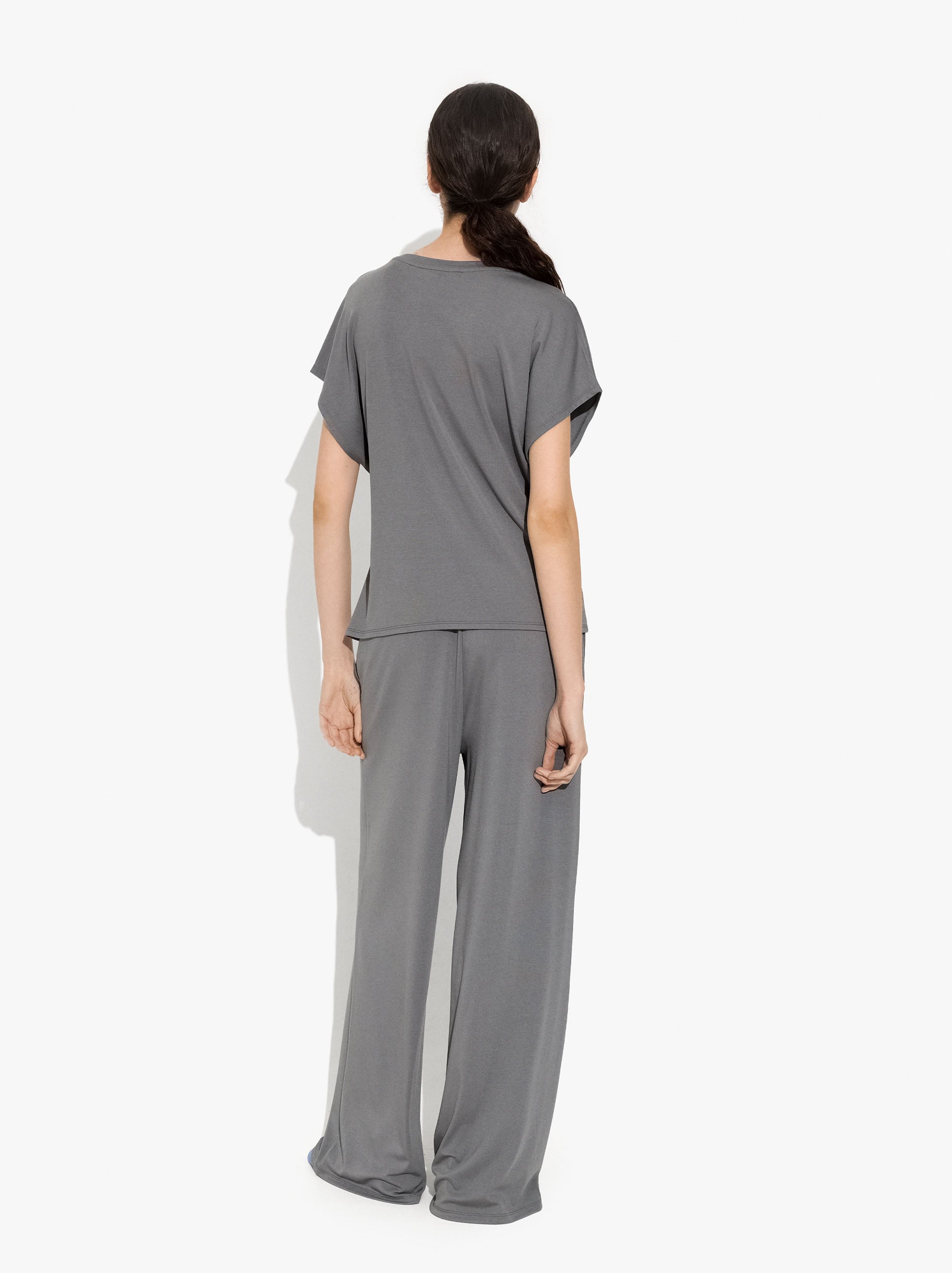 Fluid trousers with side pockets image number 2.0