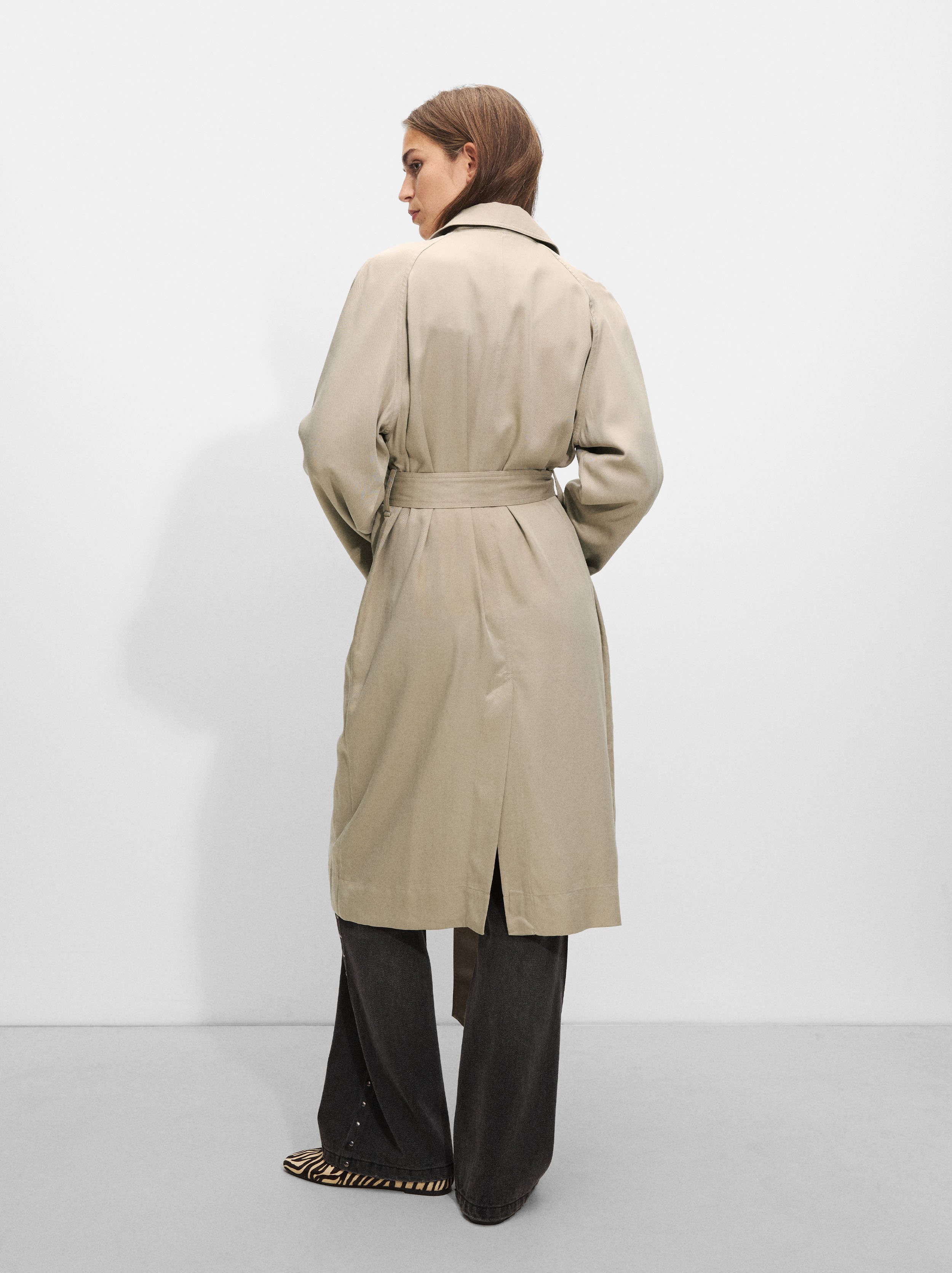 Trench coat with pockets image number 4.0
