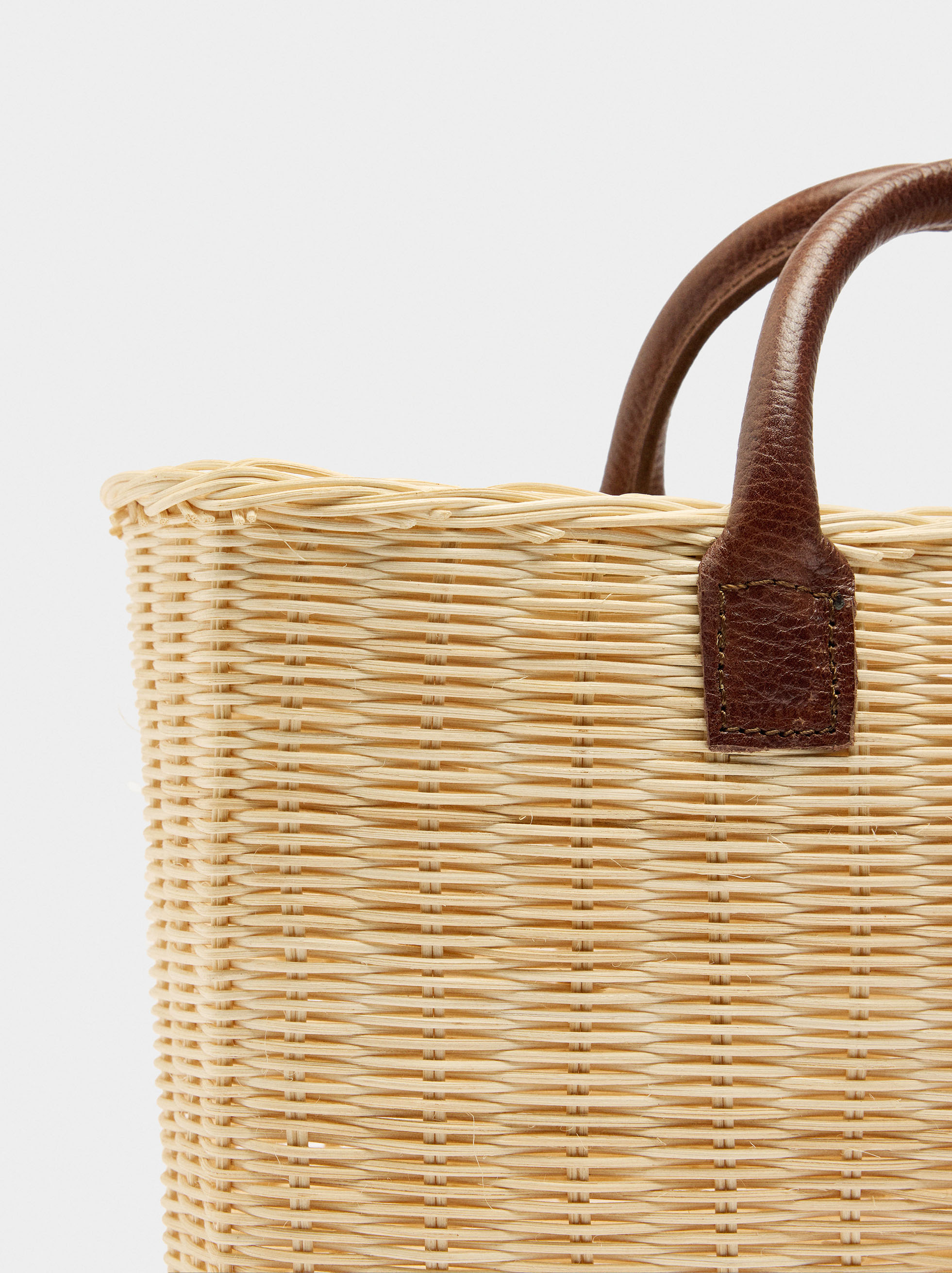 Rattan basket with leather details image number 2.0