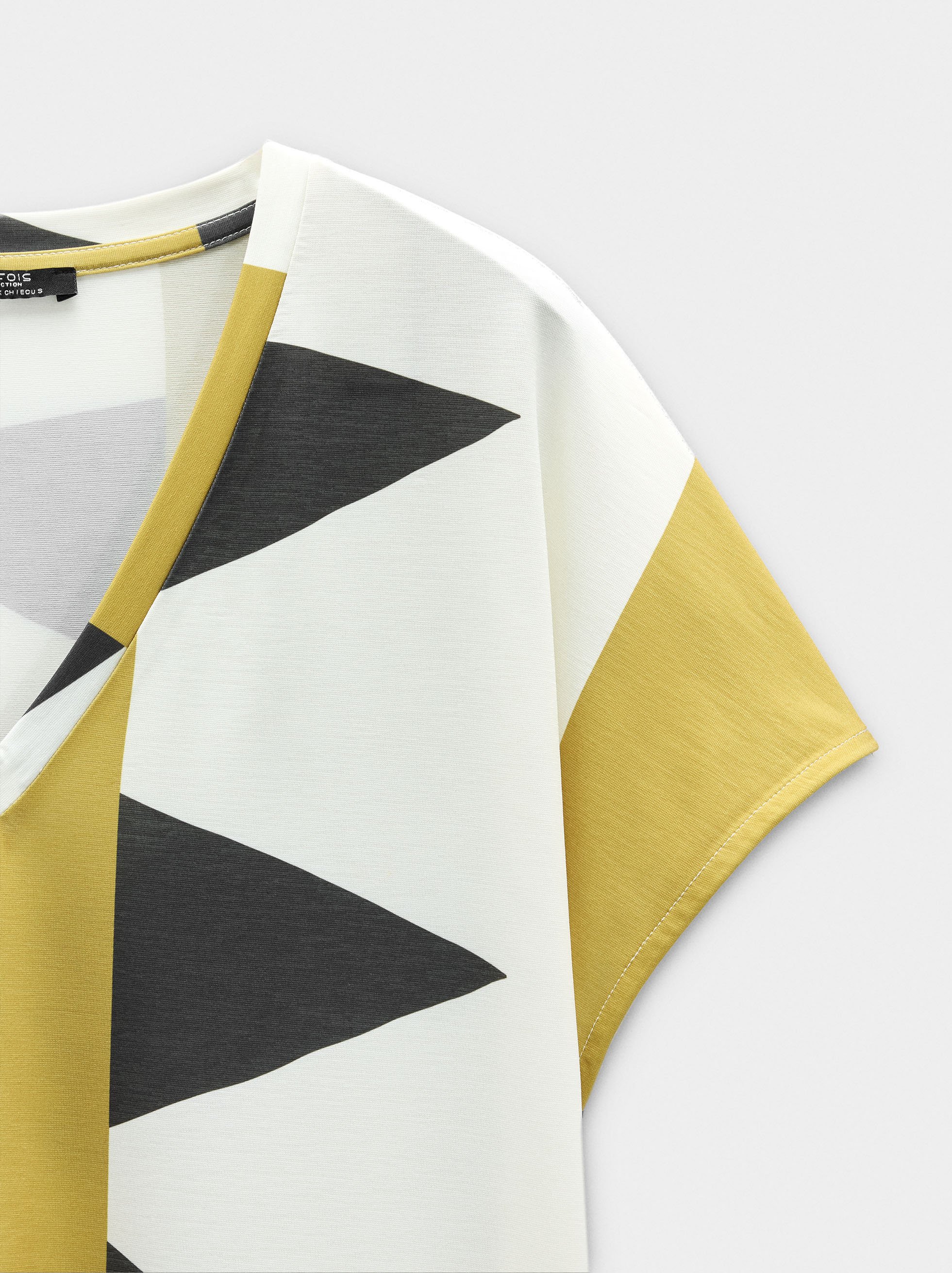 T-shirt with print and V-neck image number 5.0