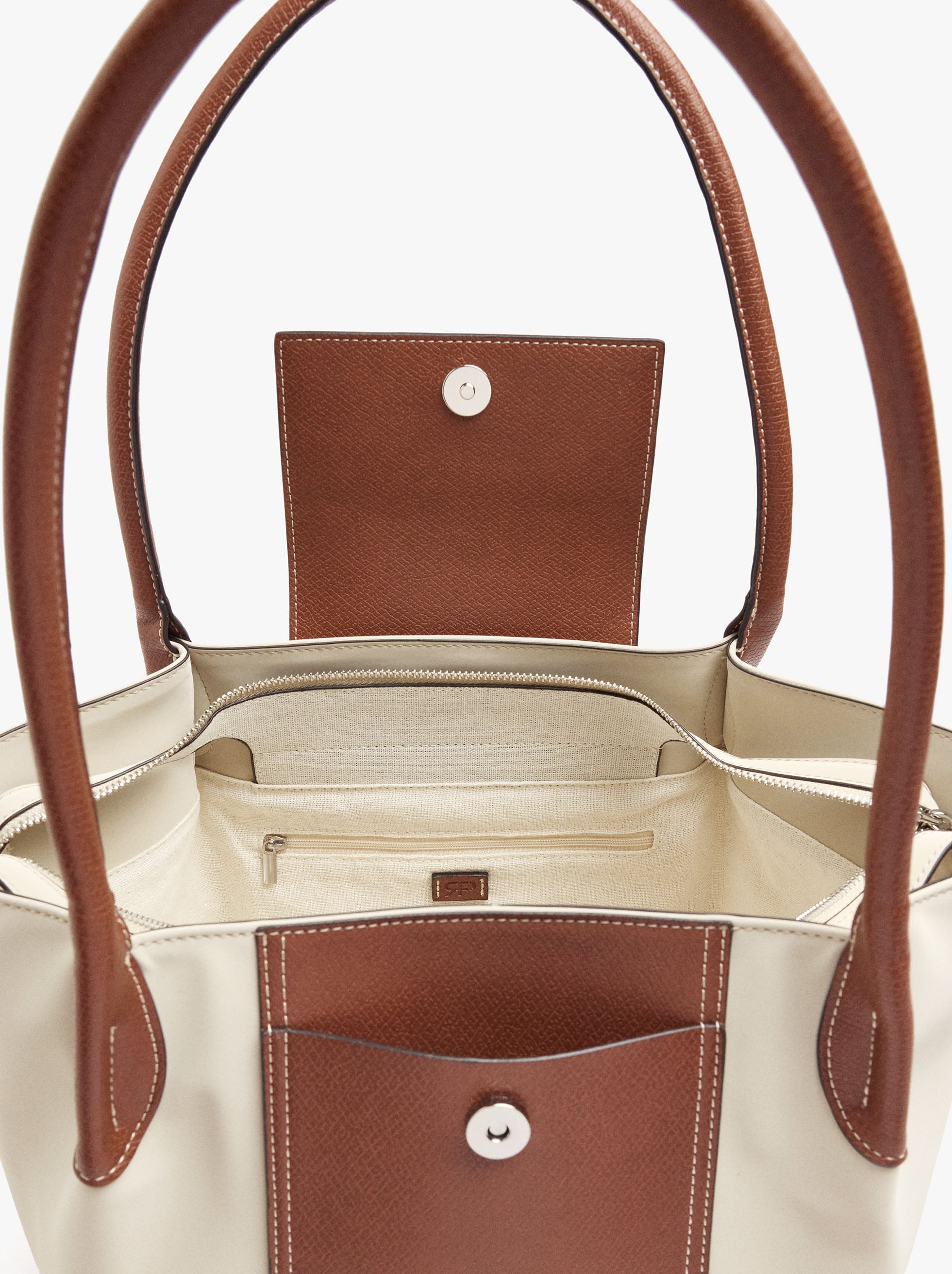 Bolso shopper textura suave con solapa image number 3.0