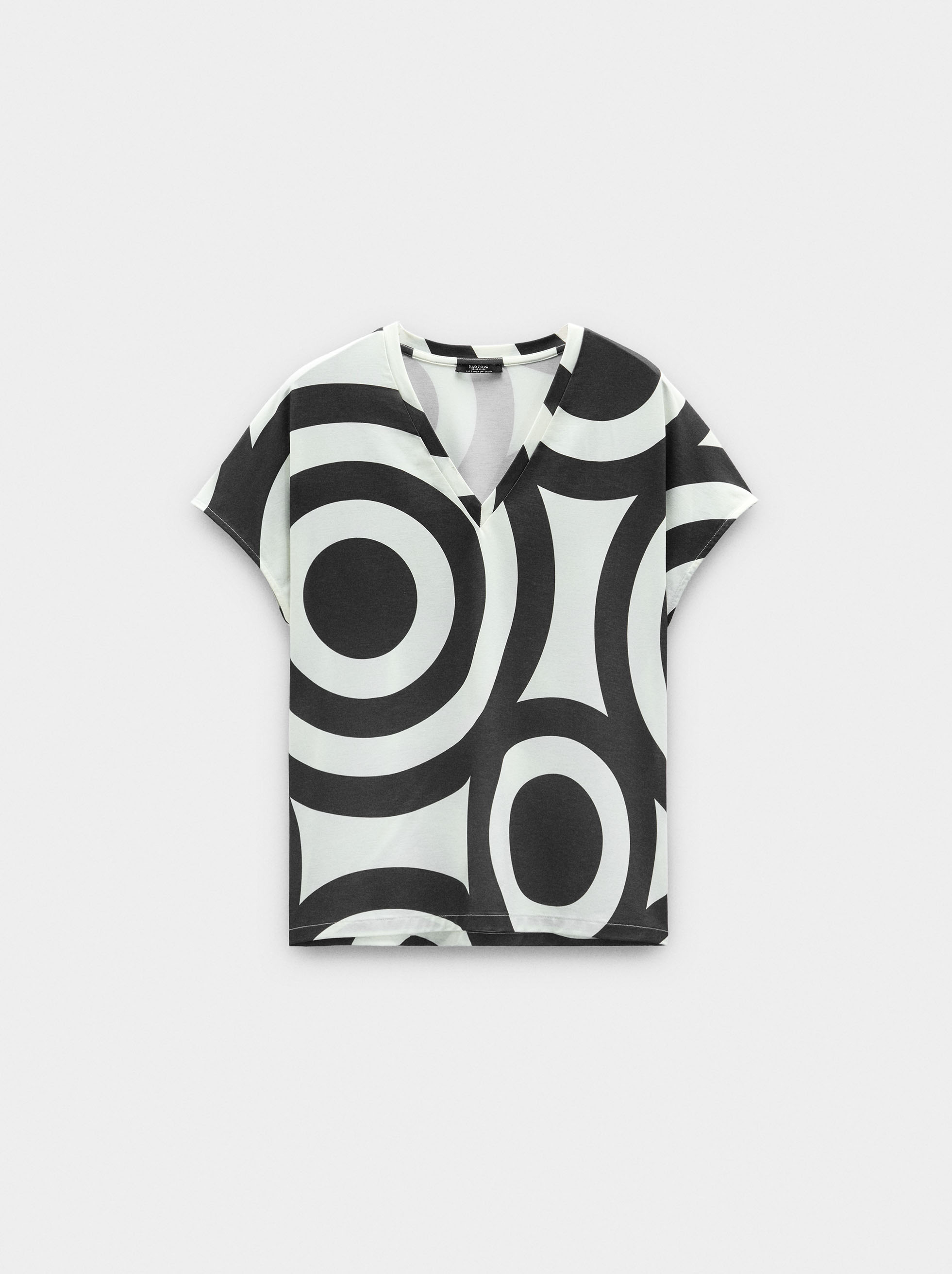 T-shirt with print and V-neck image number 4.0