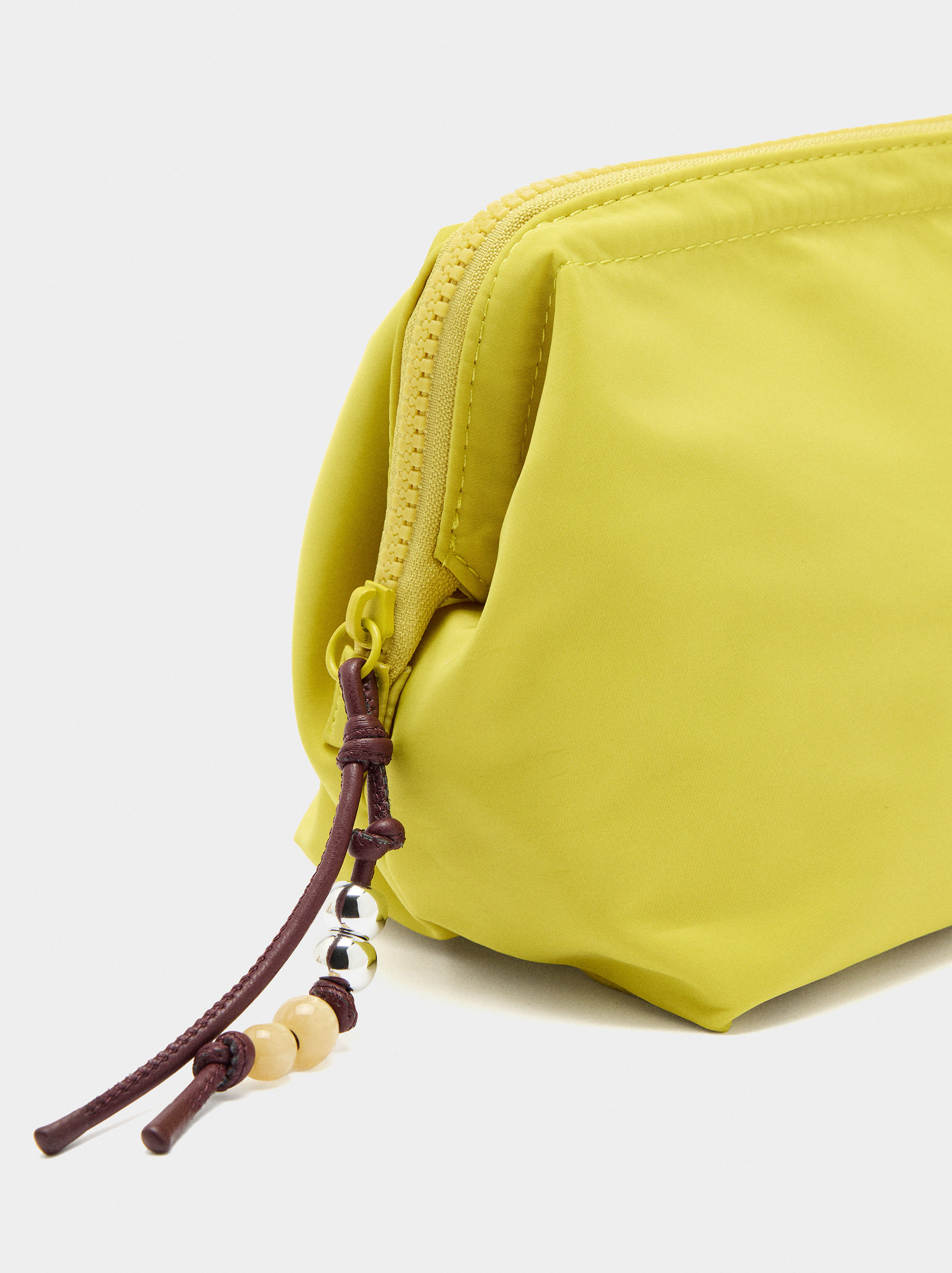 Plain nylon necessaire image number 1.0