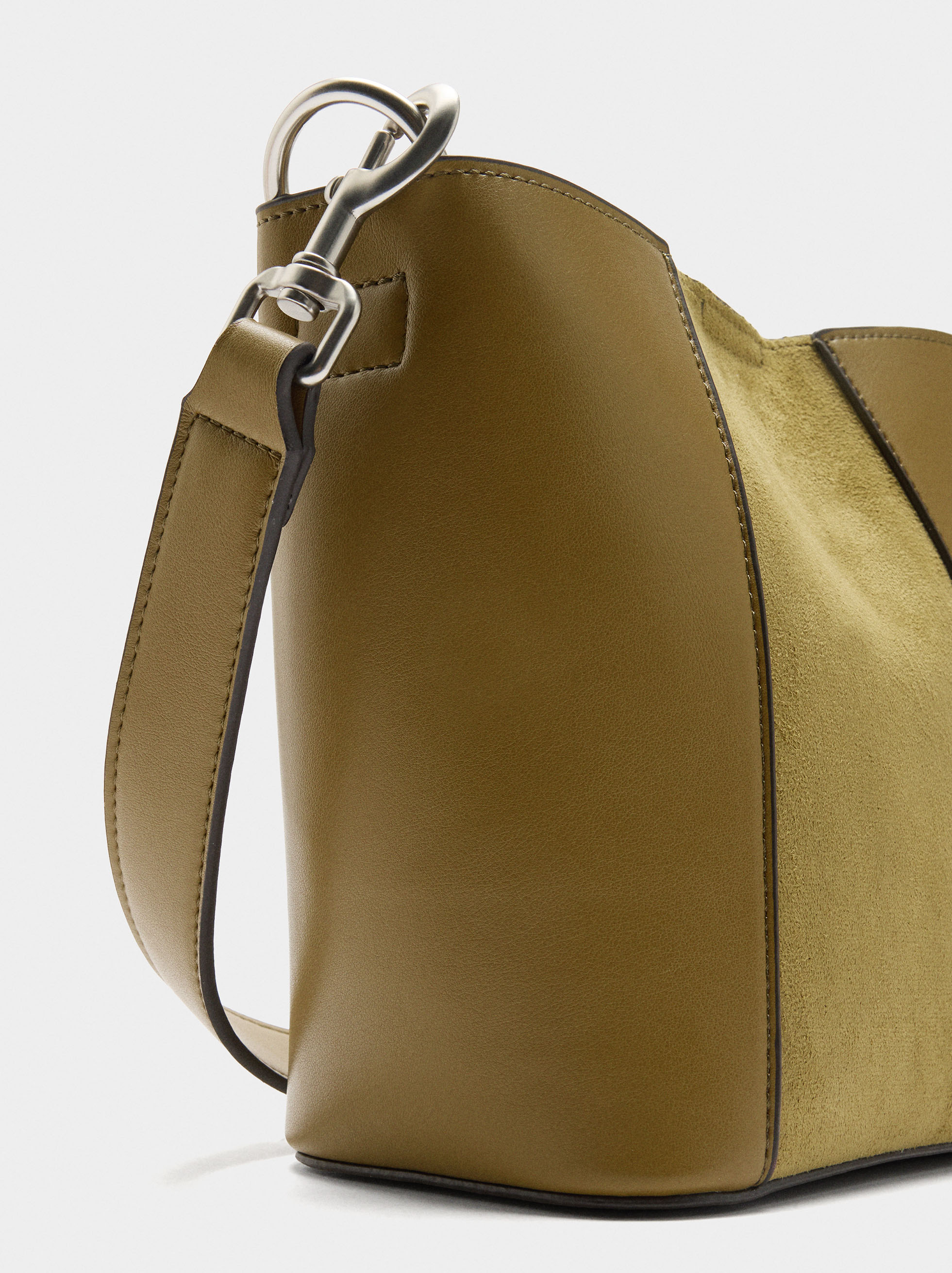 Beuteltasche mit Kontrast-Texturen image number 2.0