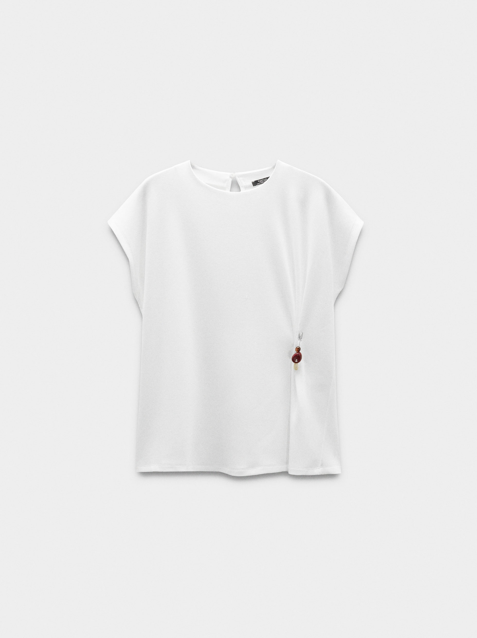 T-Shirt mit Broschendetail image number 4.0