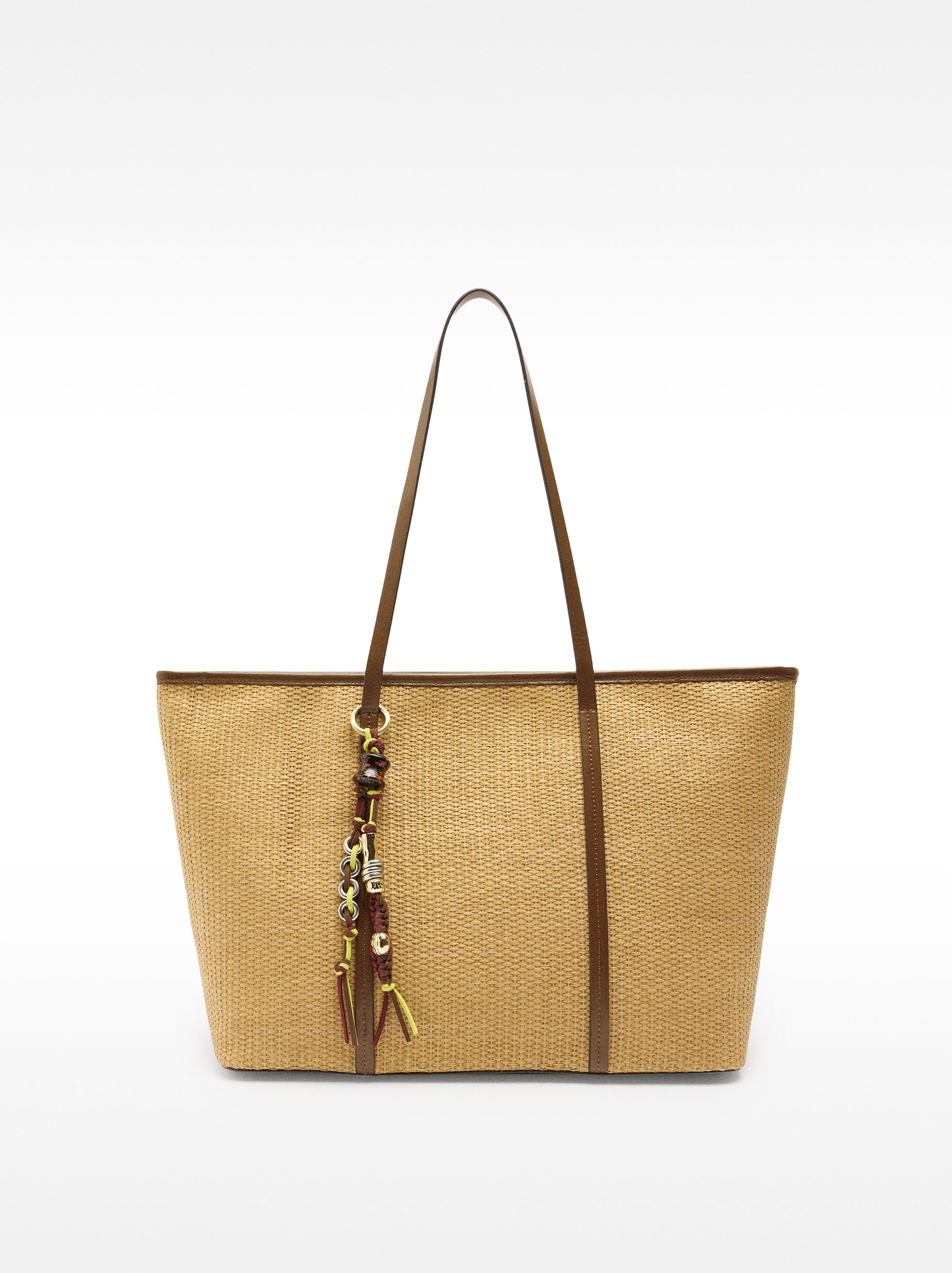 Bolso shopper de efecto rafia con colgante image number 1.0