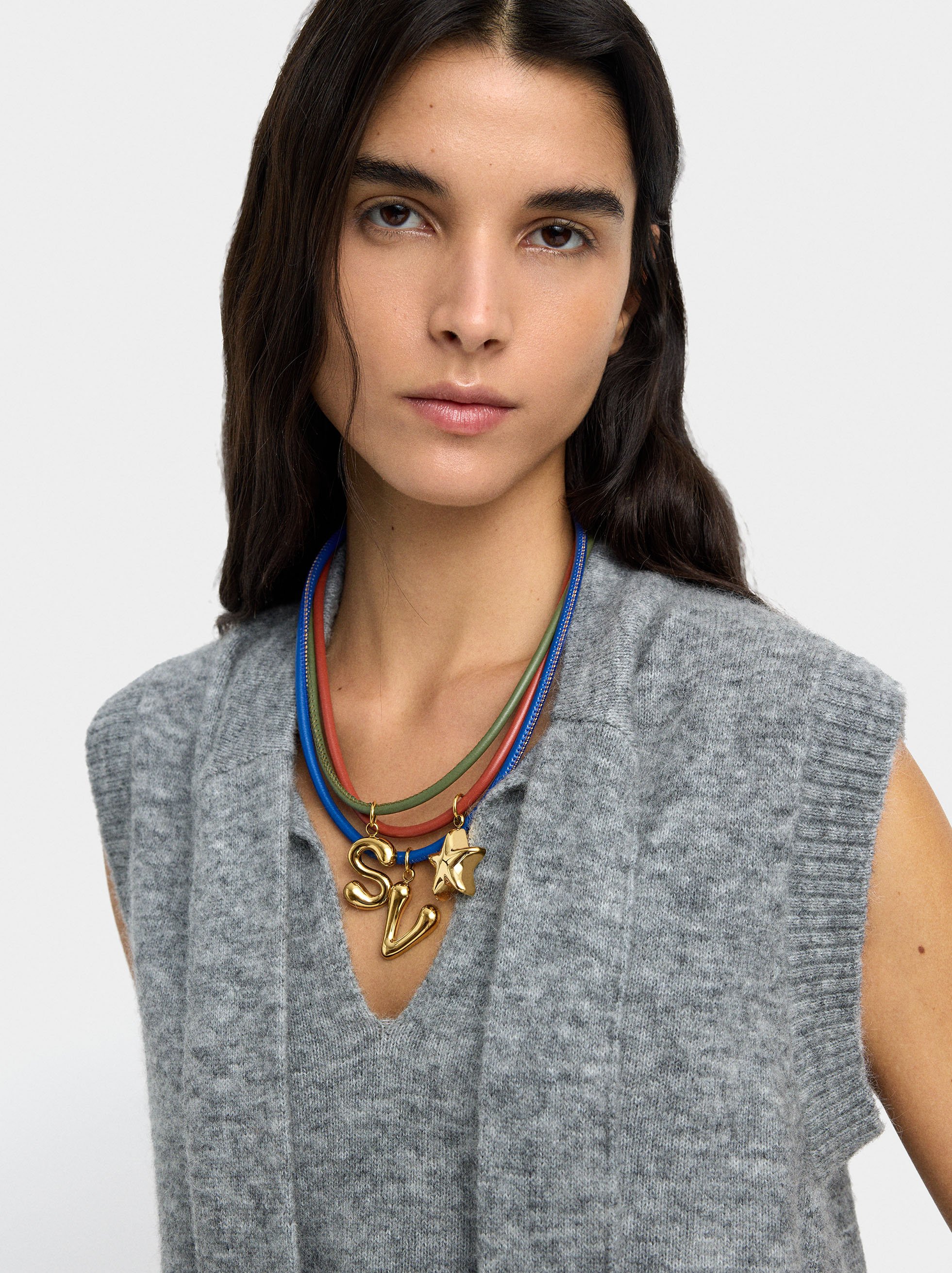 Charm con letra - acero inoxidable image number 3.0