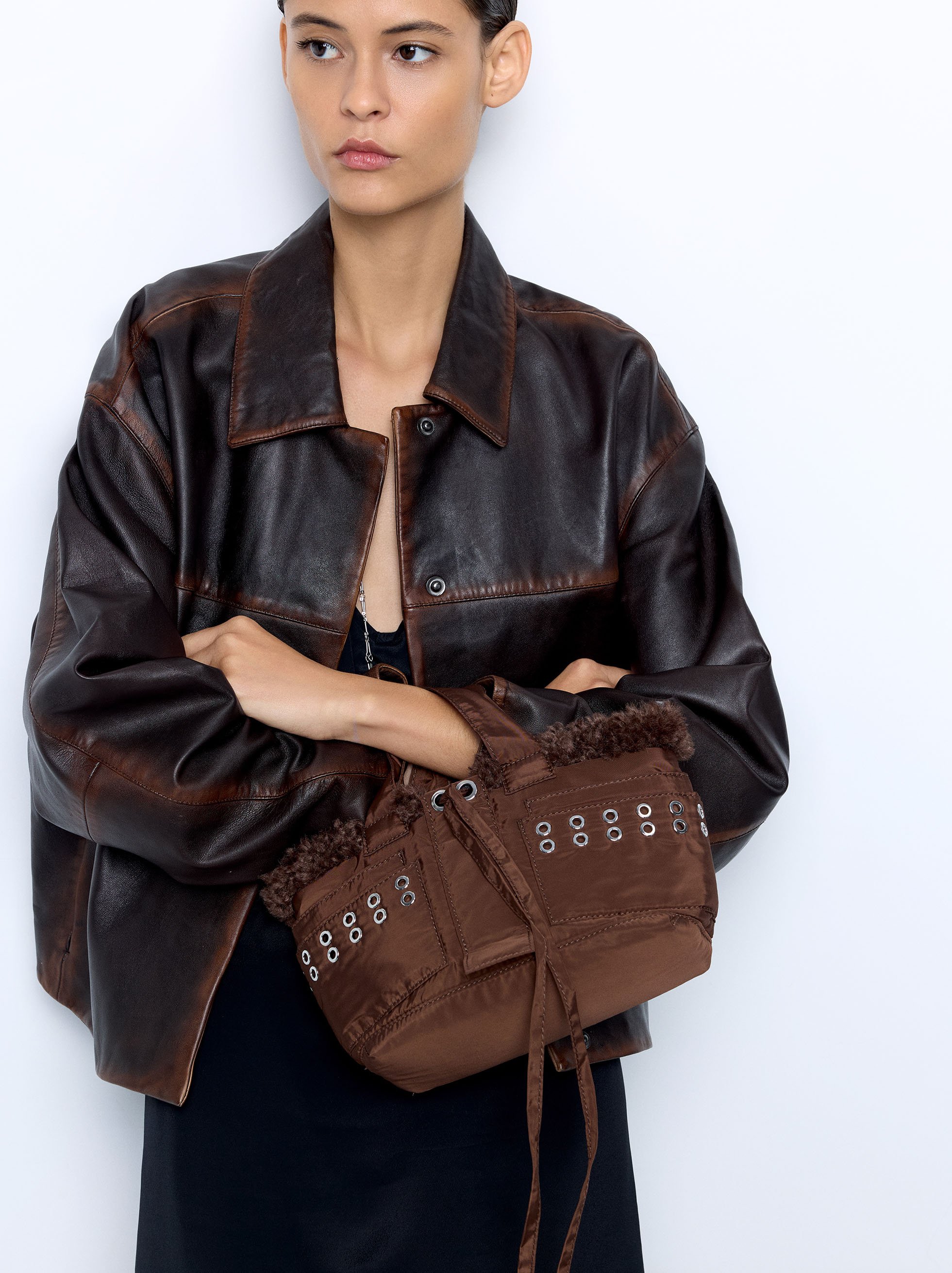 Bolso tote de nylon borde efecto pelo image number 4.0