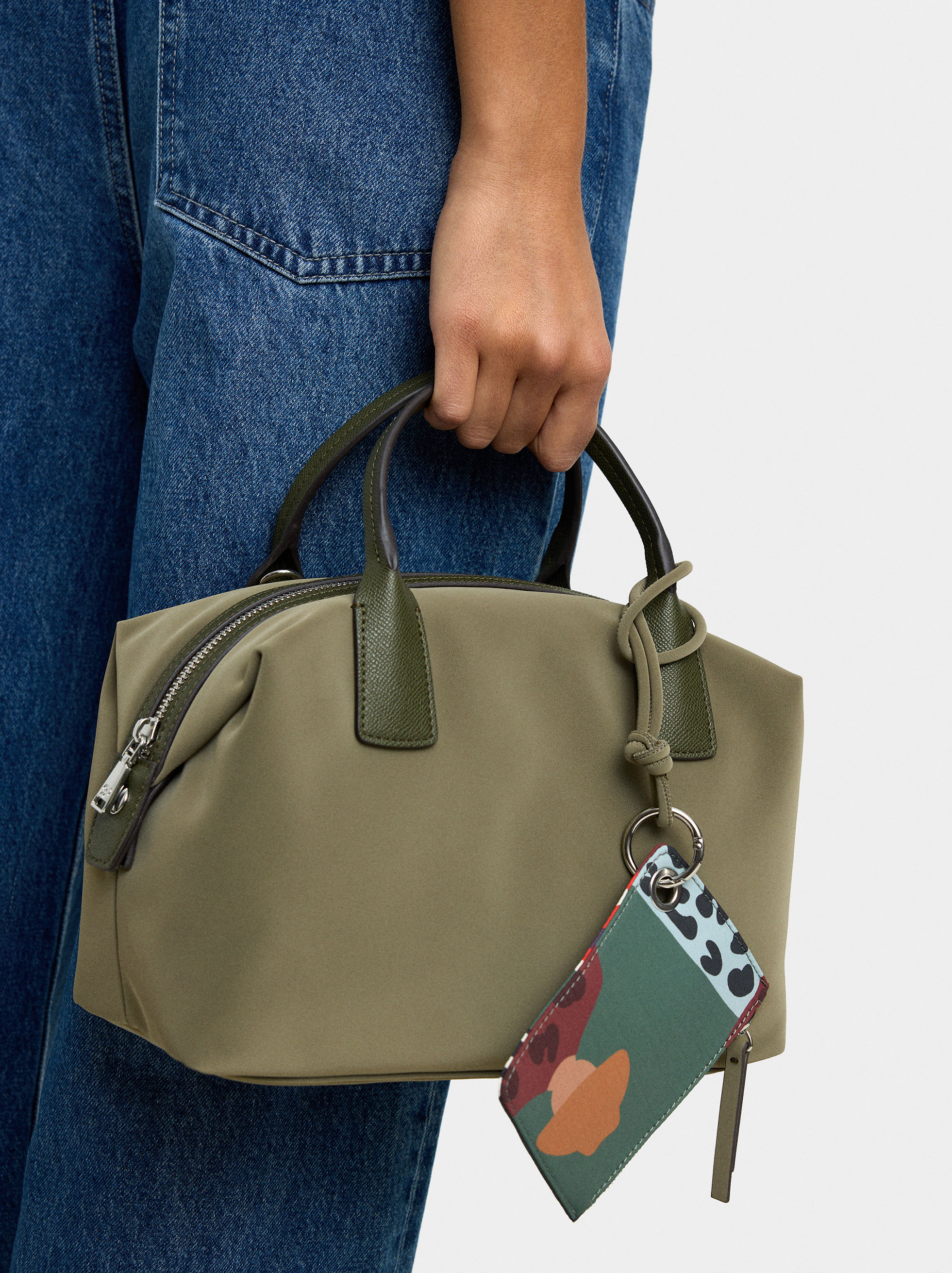 Sac cabas texture douce avec pendentif image number 2.0