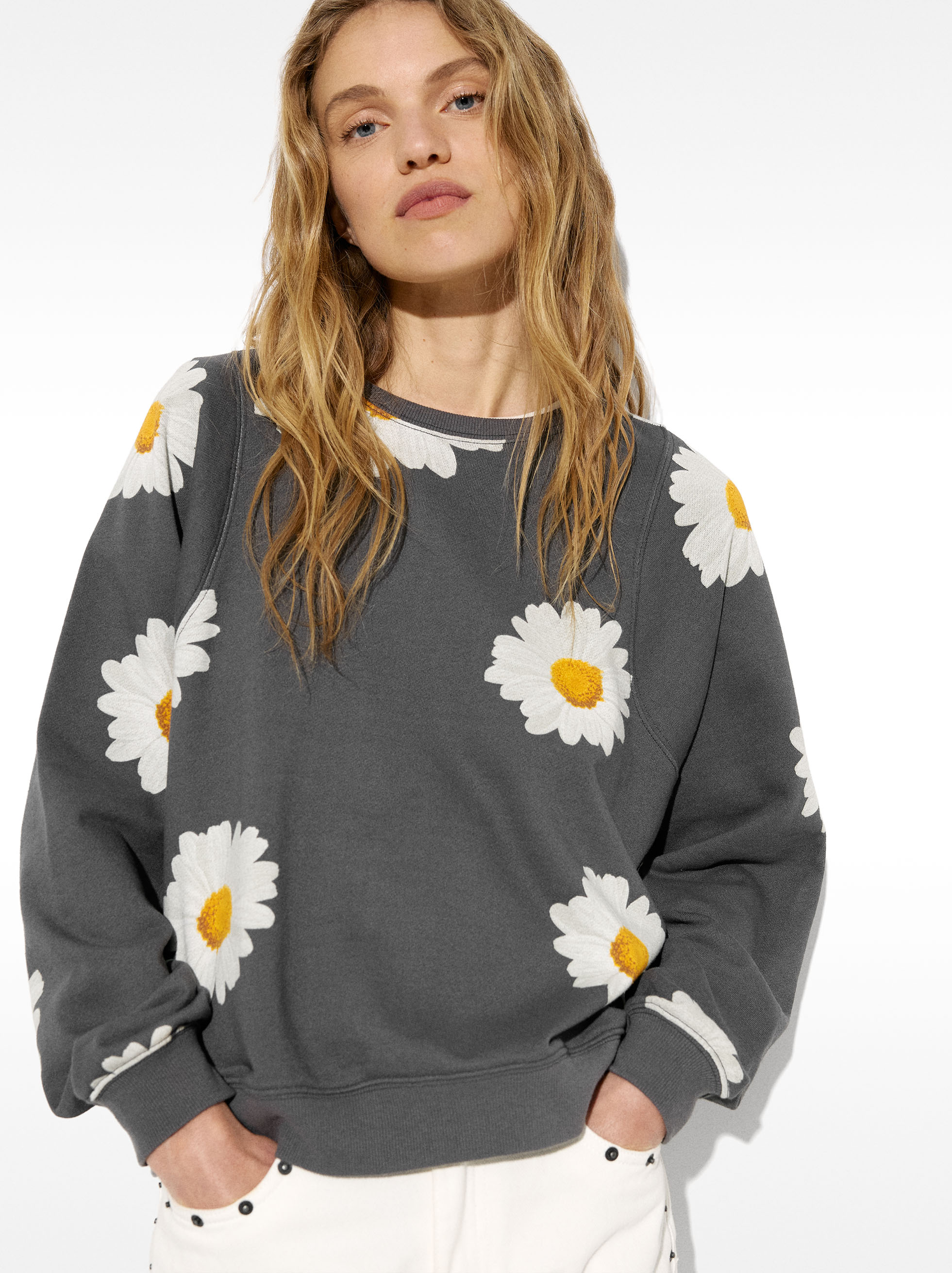 Sudadera con estampado margaritas image number 4.0