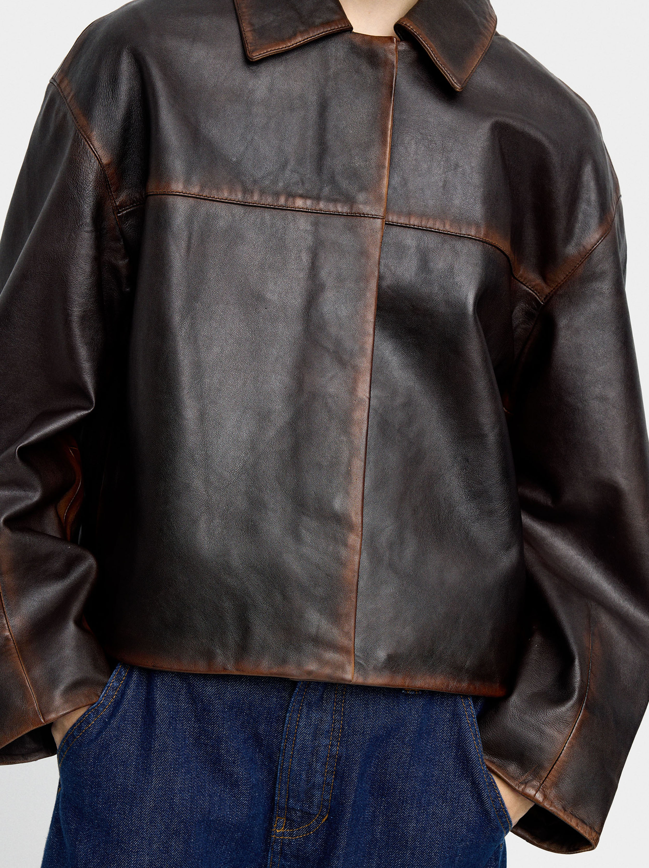 Chaqueta de piel con pespuntes image number 4.0