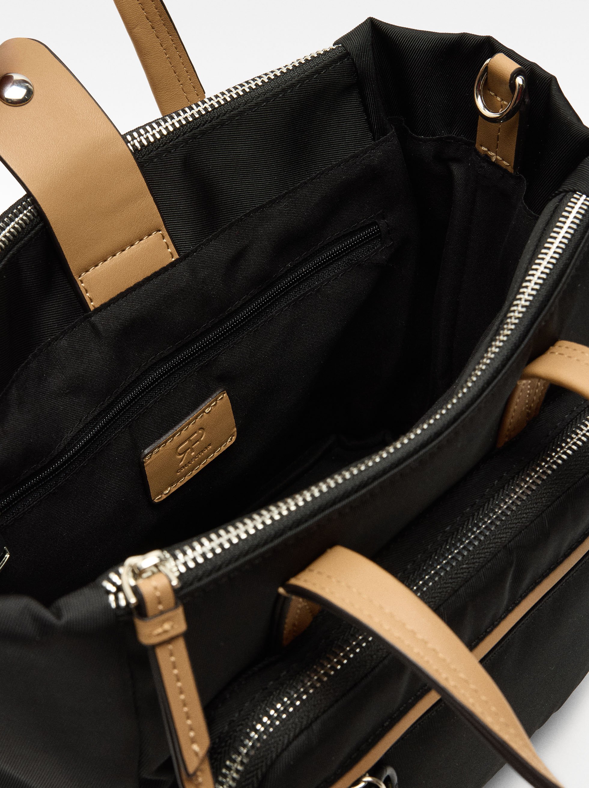 Sac fourre-tout en nylon avec pendentif image number 4.0