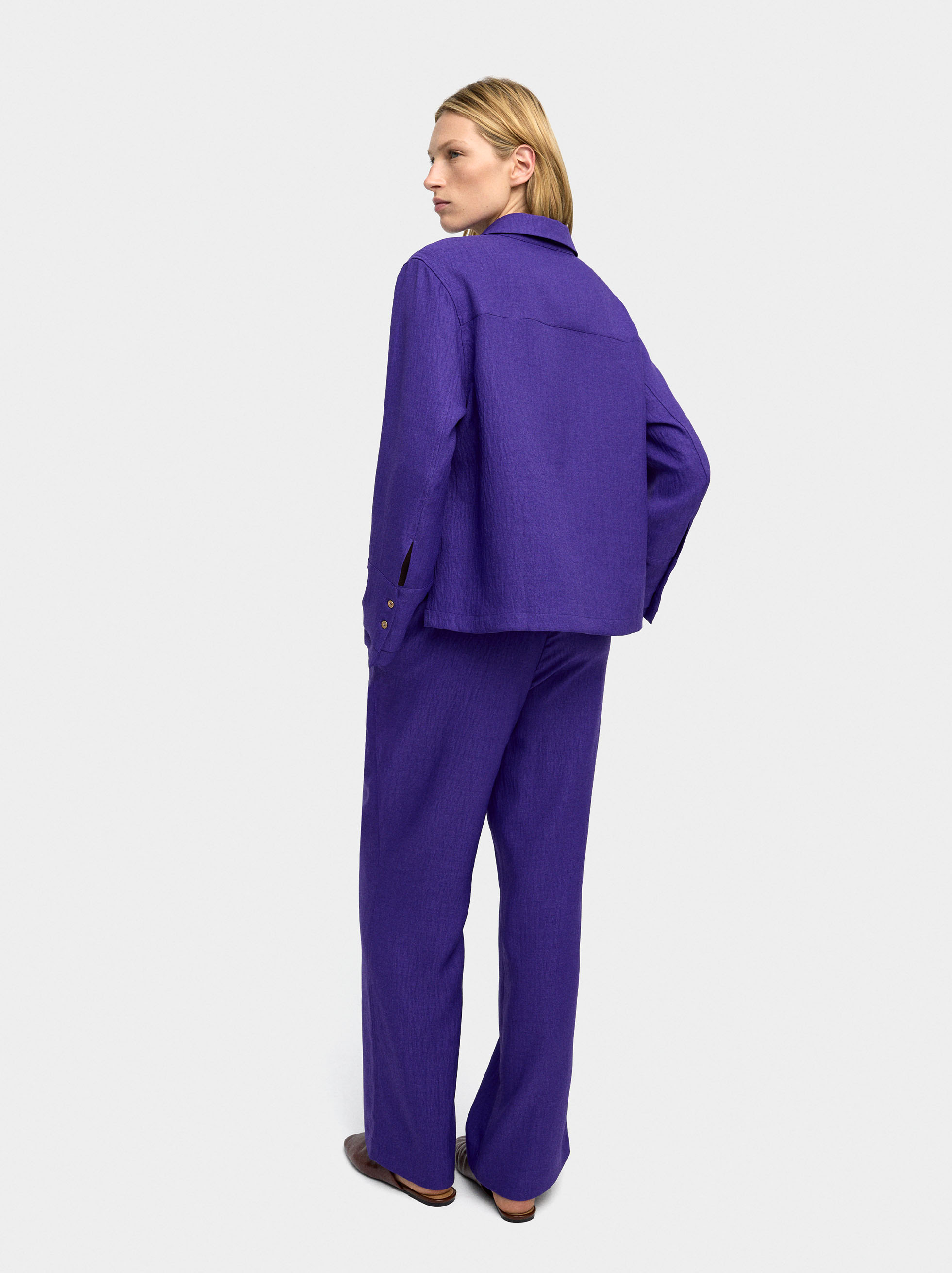 Wrinkled effect flowy pants image number 3.0