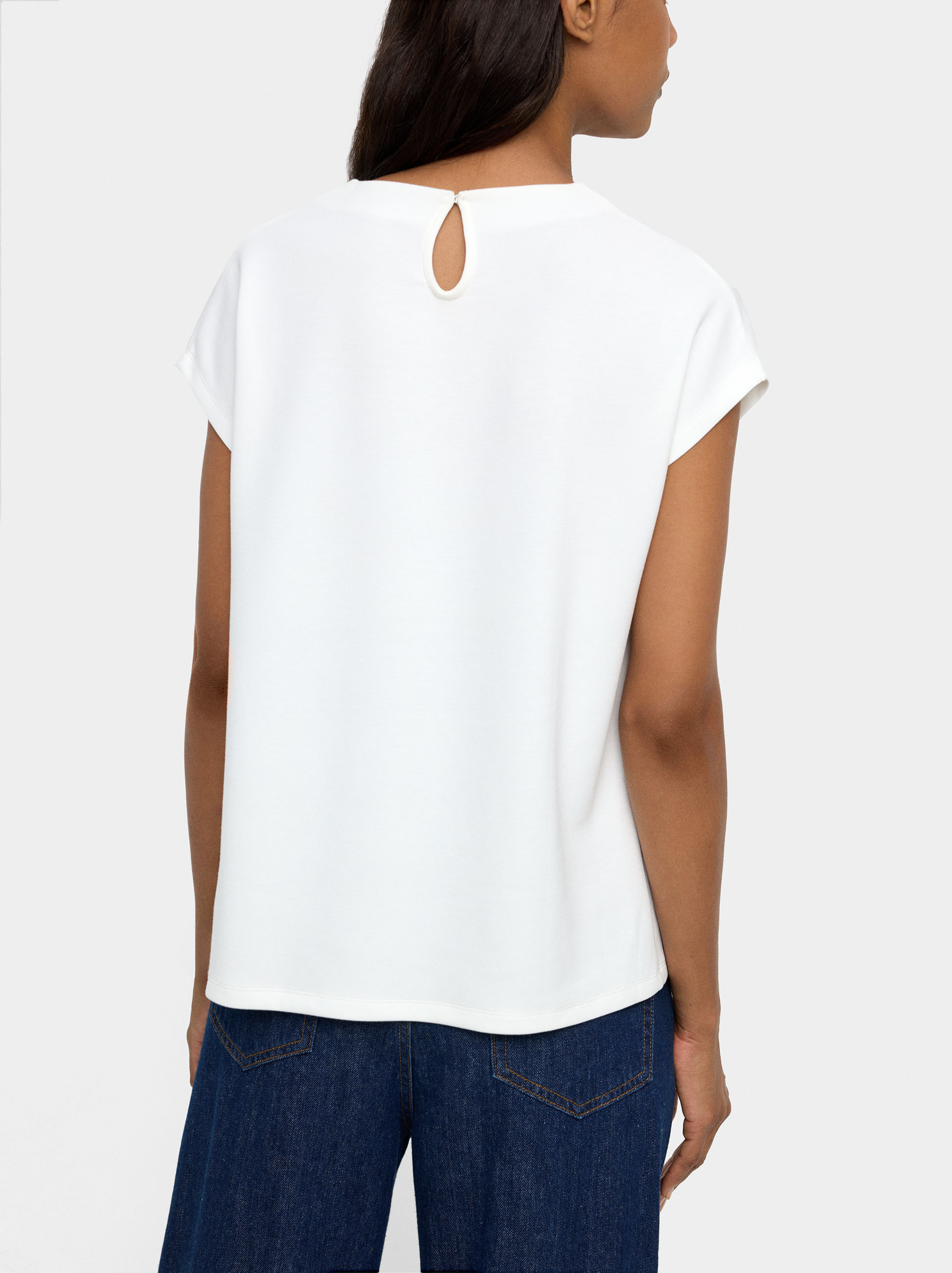 T-Shirt mit Broschendetail image number 3.0