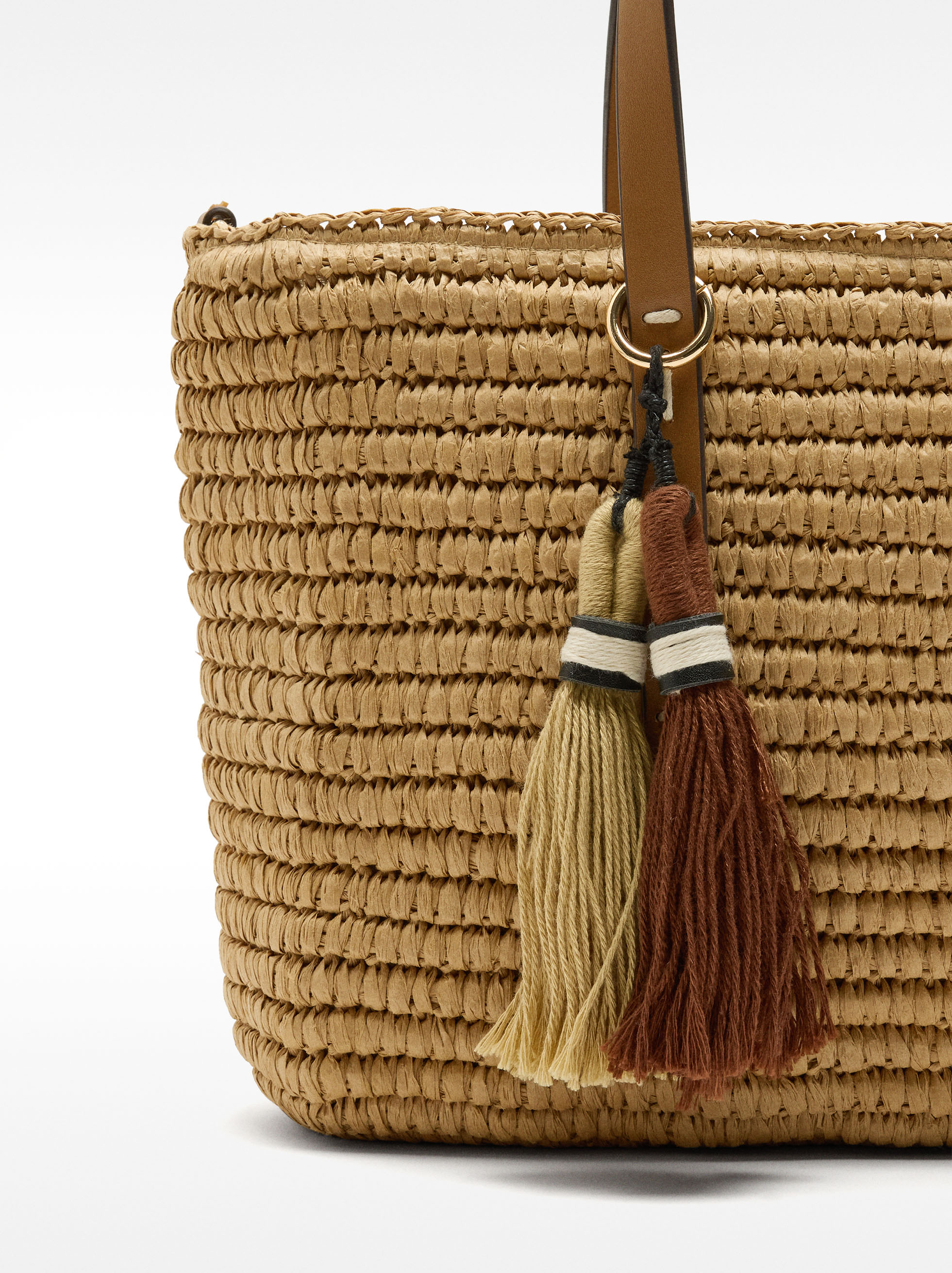 Sac tote avec effet paille et pendentif L image number 2.0