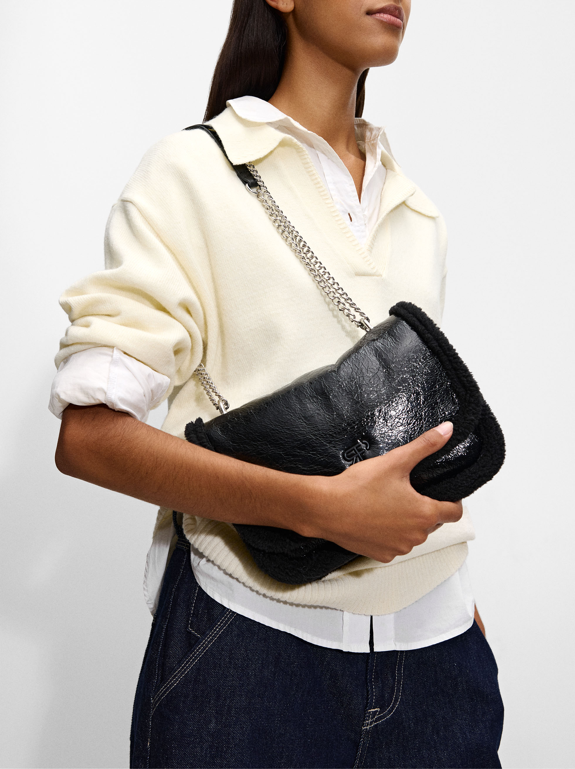 Schultertasche mit Kette und Felleffekt