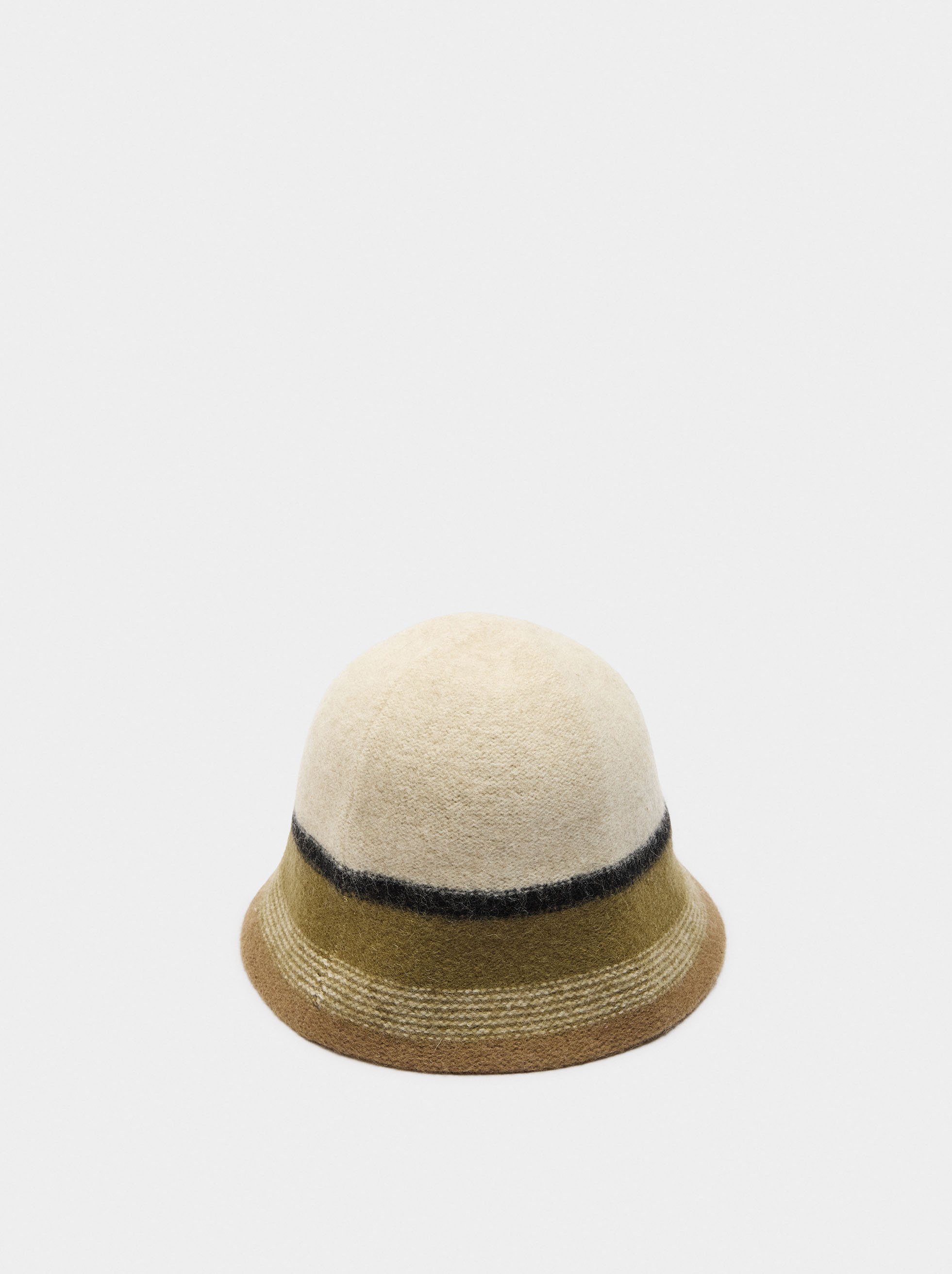 Bonnet bob en laine image number 2.0