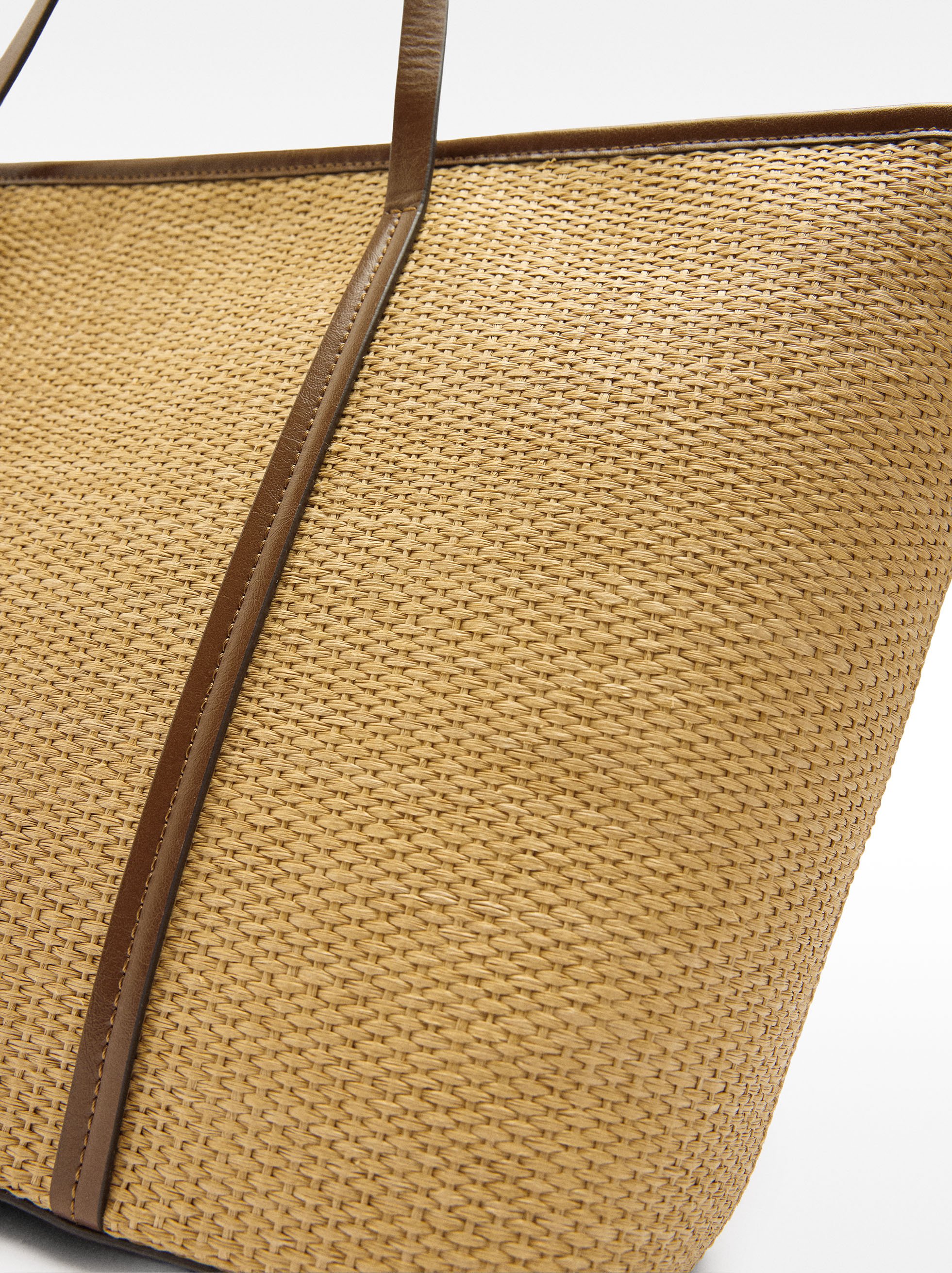 Bolso shopper de efecto rafia con colgante image number 2.0