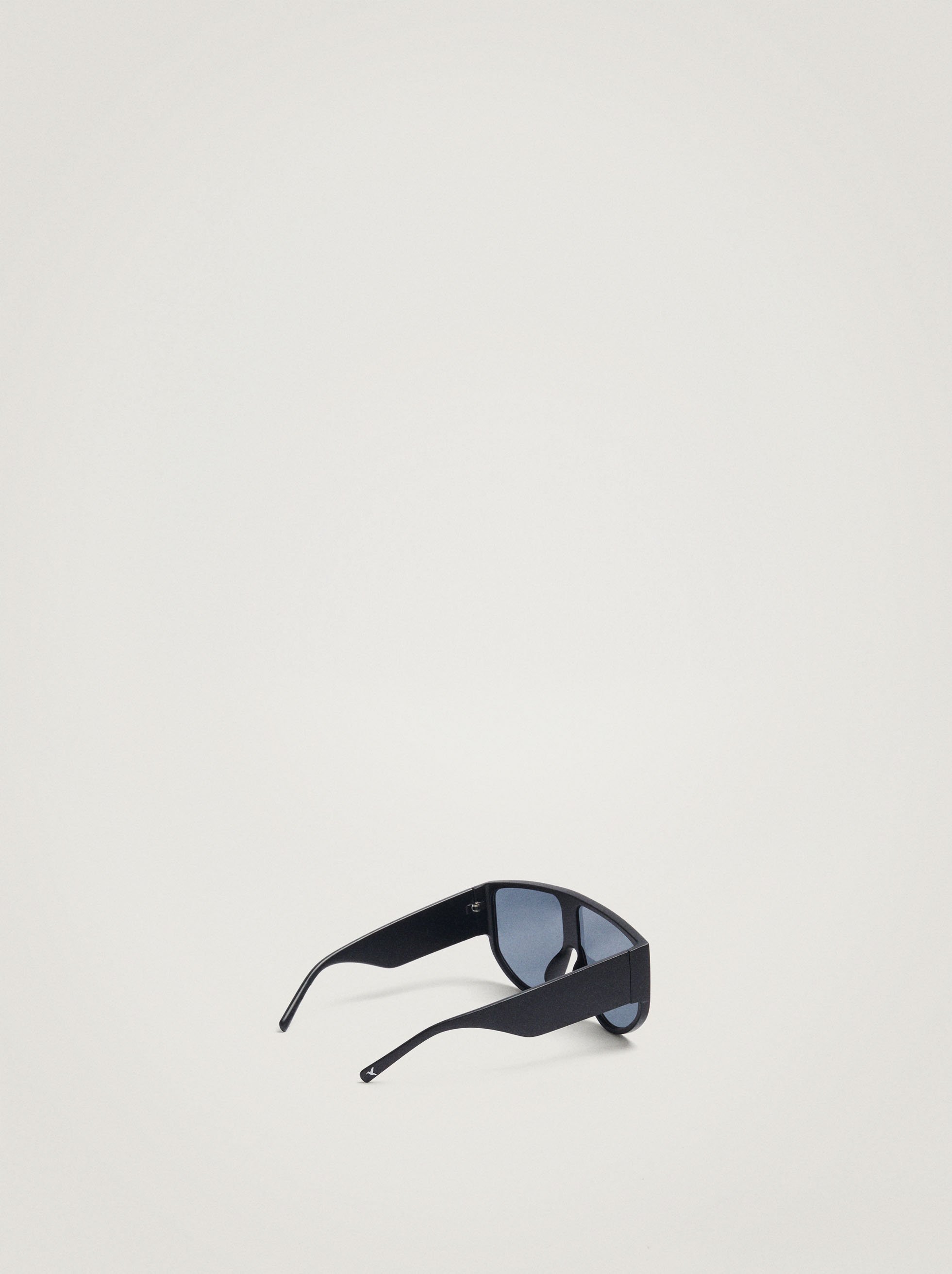 Pilot-style sunglasses image number 3.0