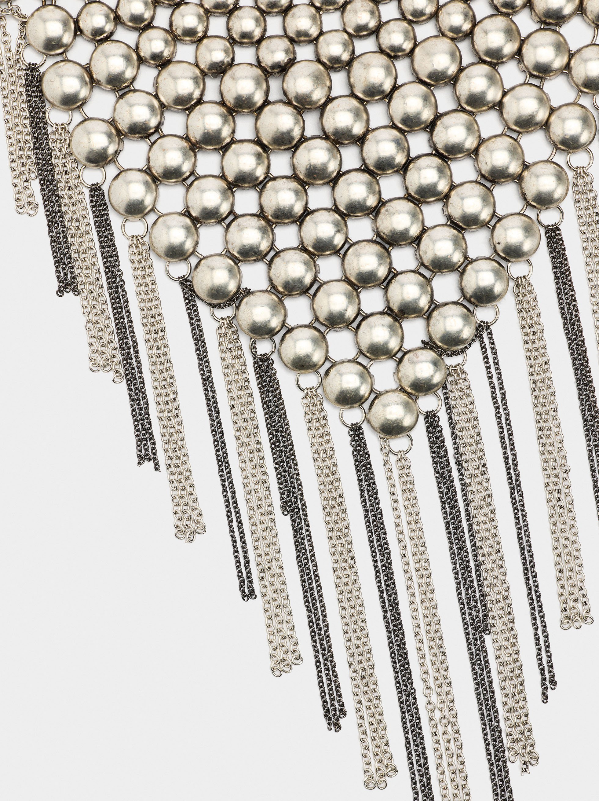 Short bib necklace with metallic fringes image number 1.0