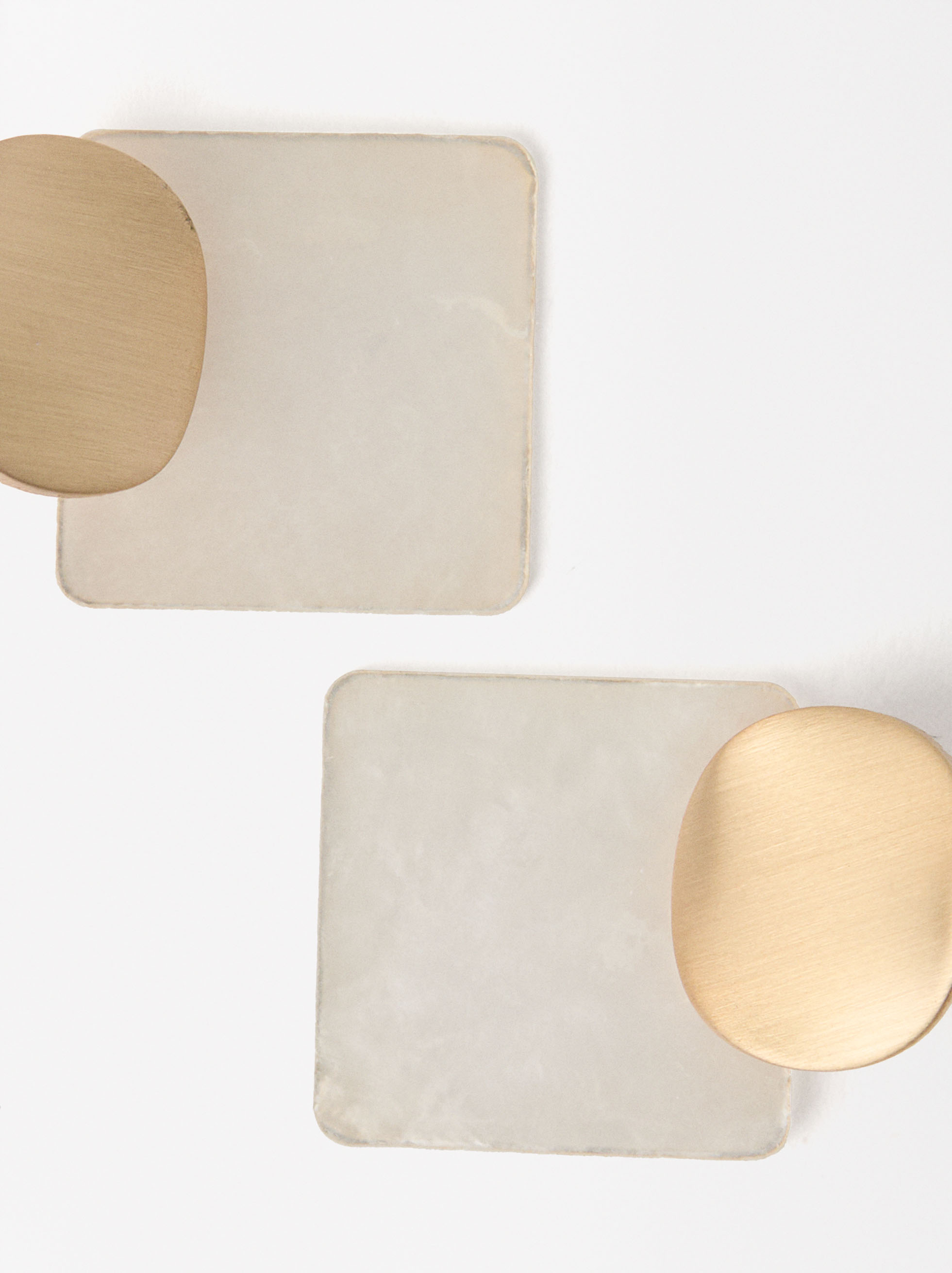 Short shell earrings image number 2.0