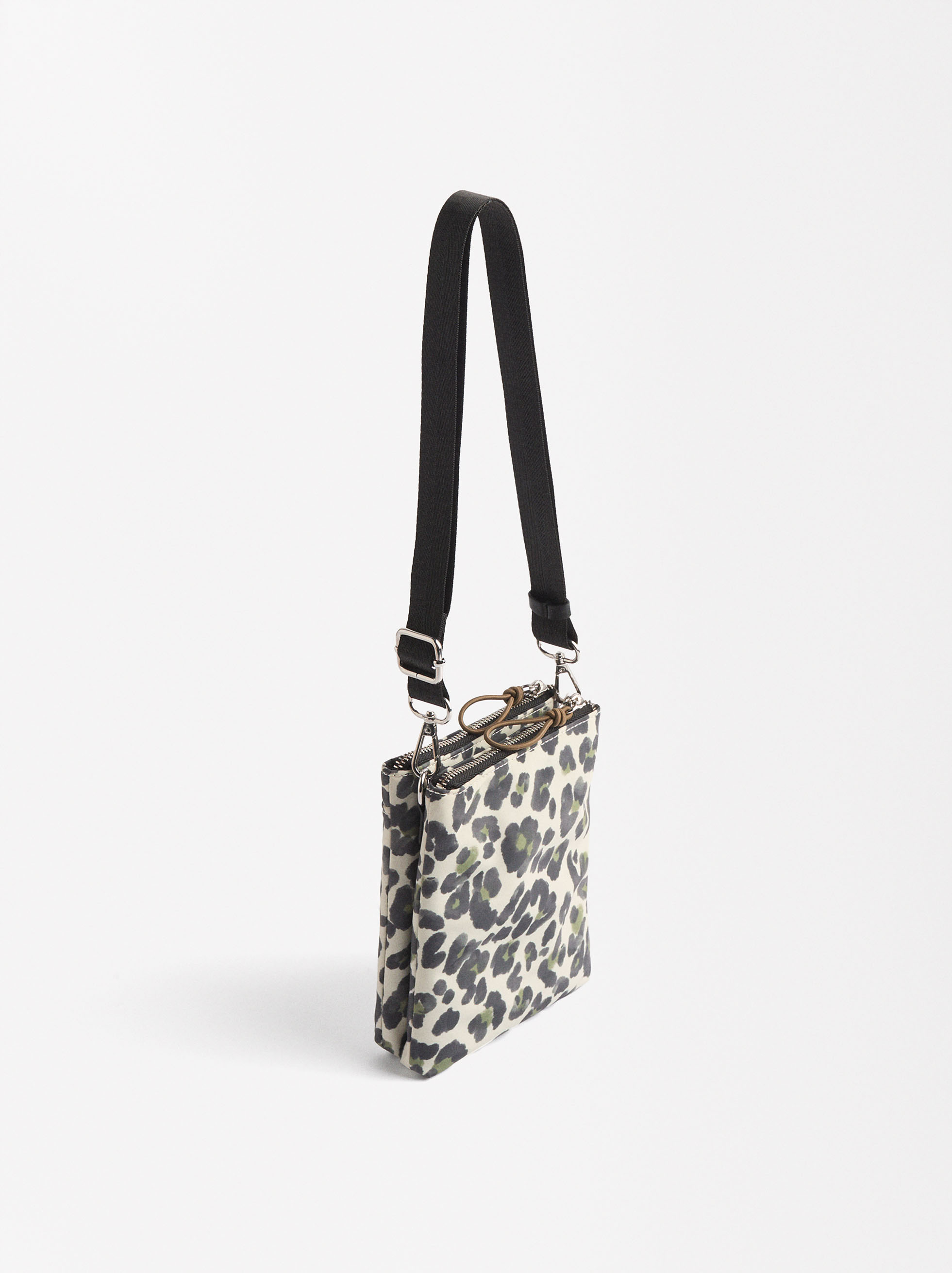 Bolso bandolera de nylon estampado image number 3.0