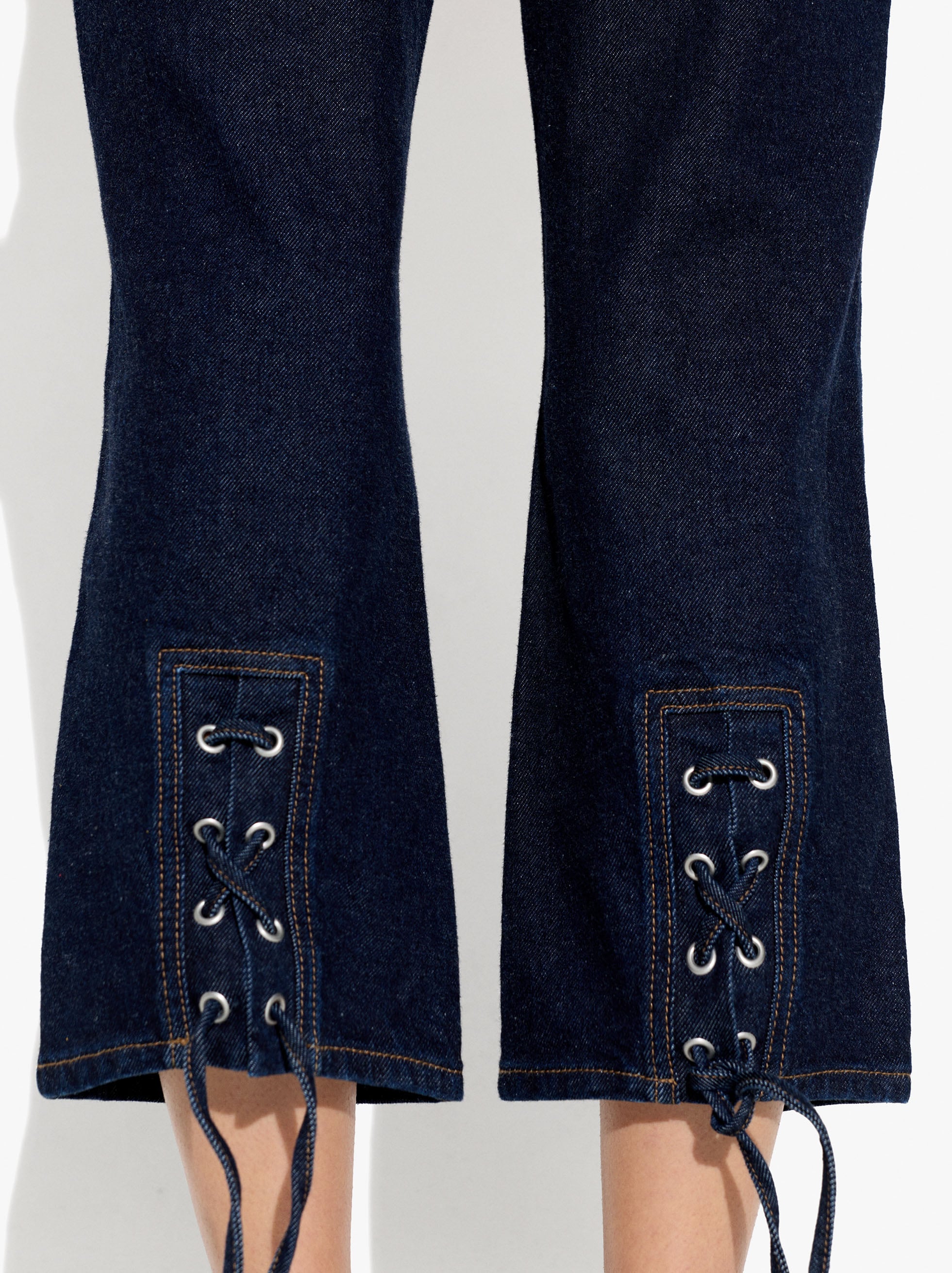 Cropped-Hose aus Denim mit Flechtmuster image number 4.0