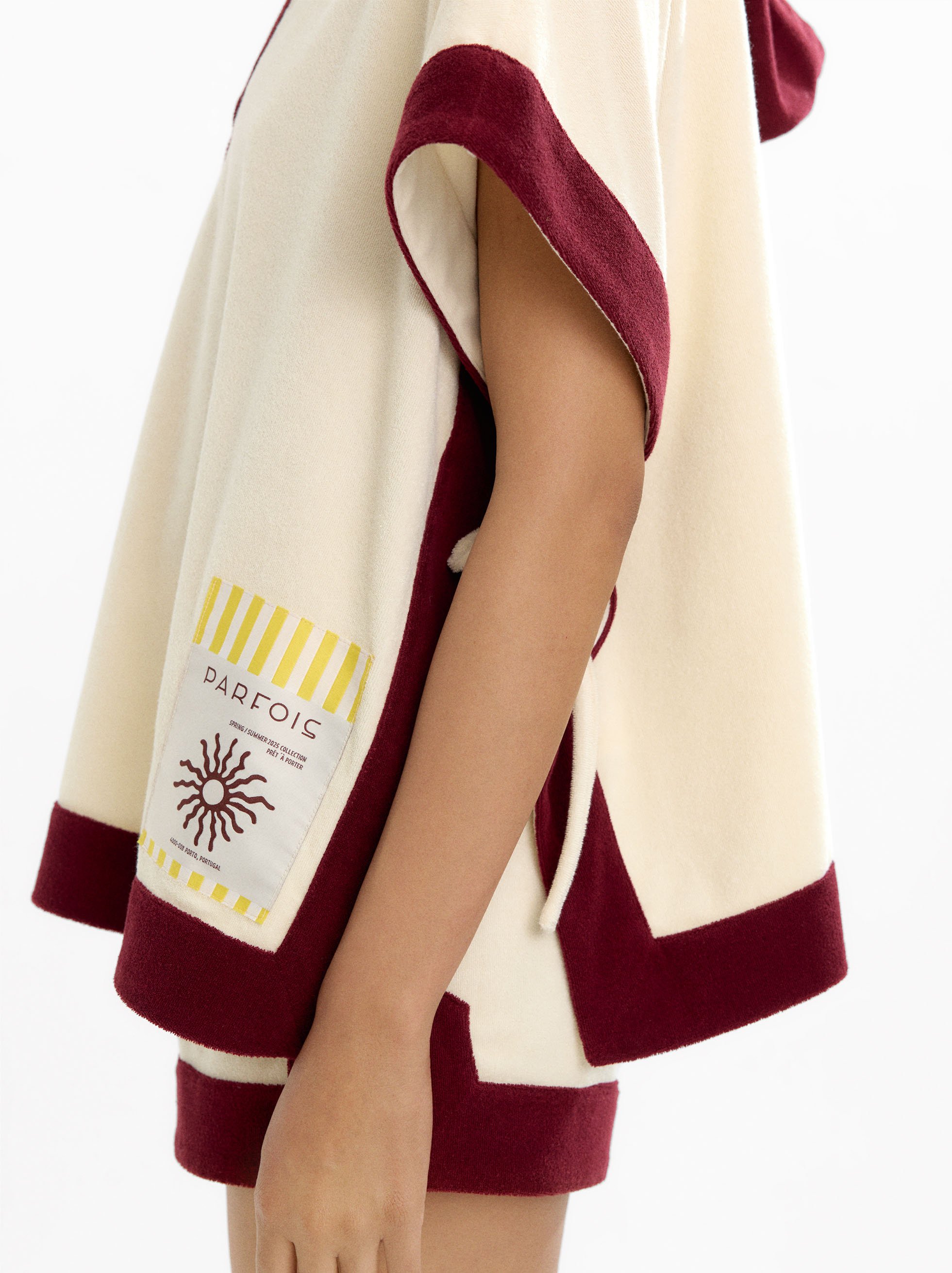 Cotton poncho with contrasting colors image number 1.0