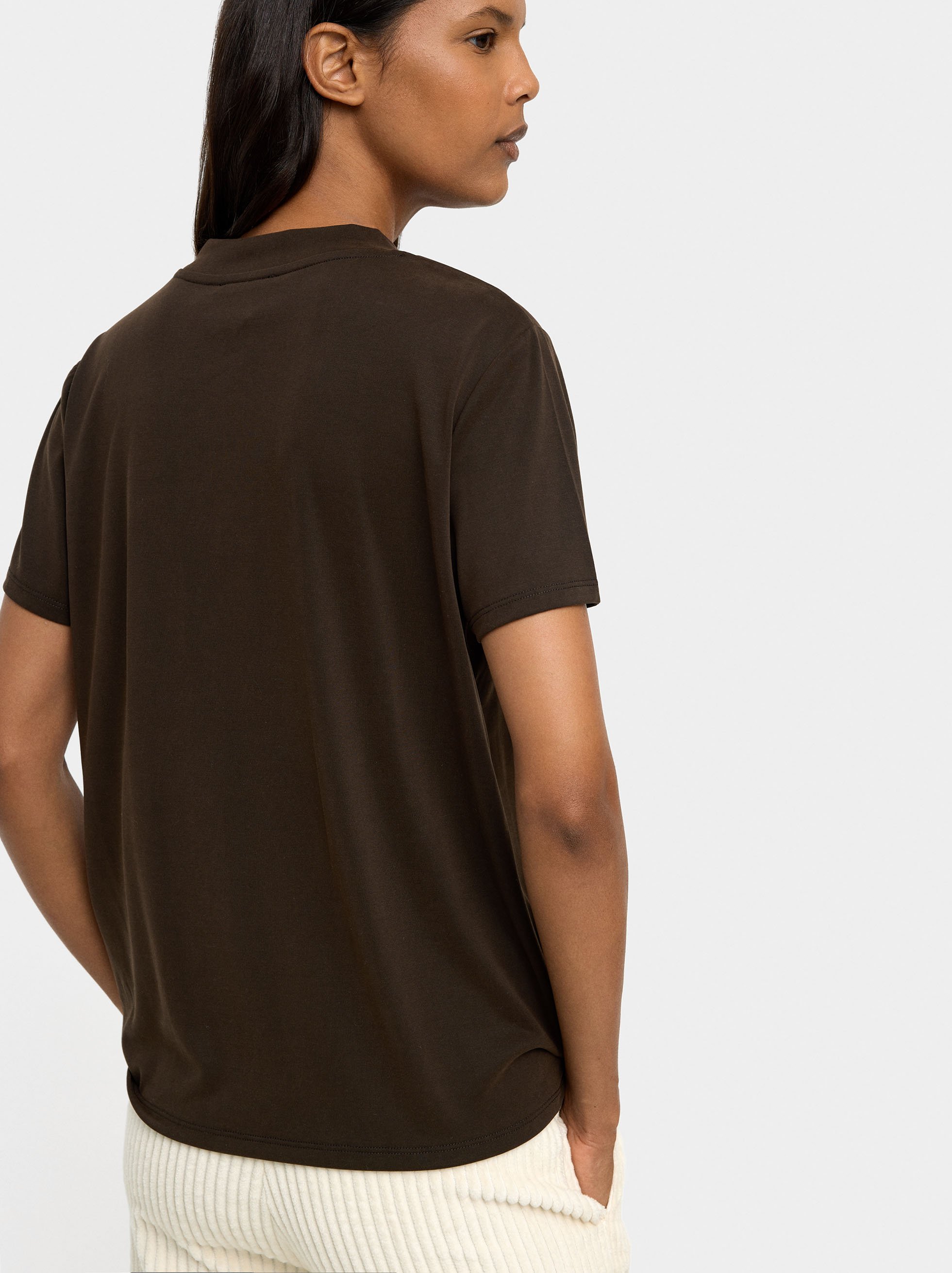 T-Shirt mit V-Ausschnitt image number 3.0