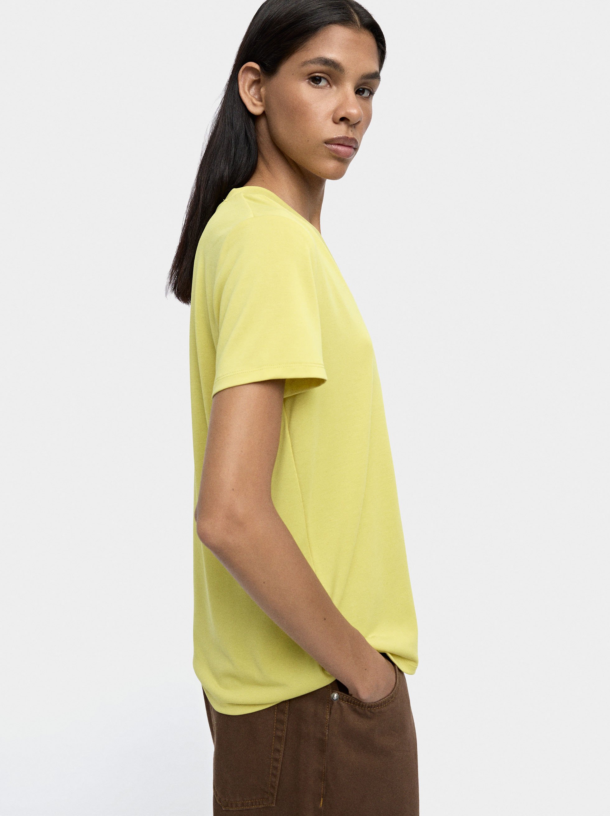 Camiseta básica cuello pico image number 2.0