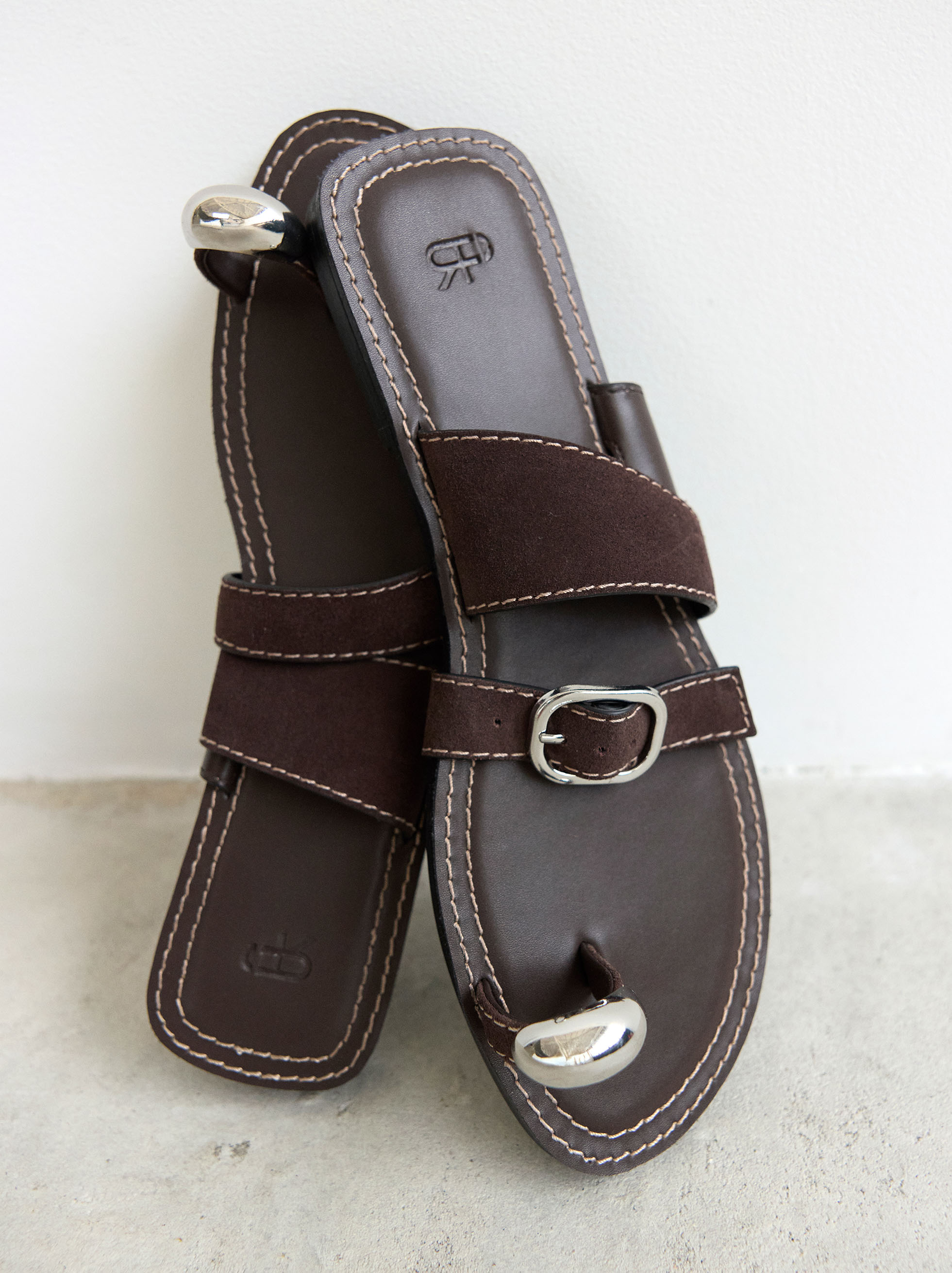 Leather sandals with metallic detail