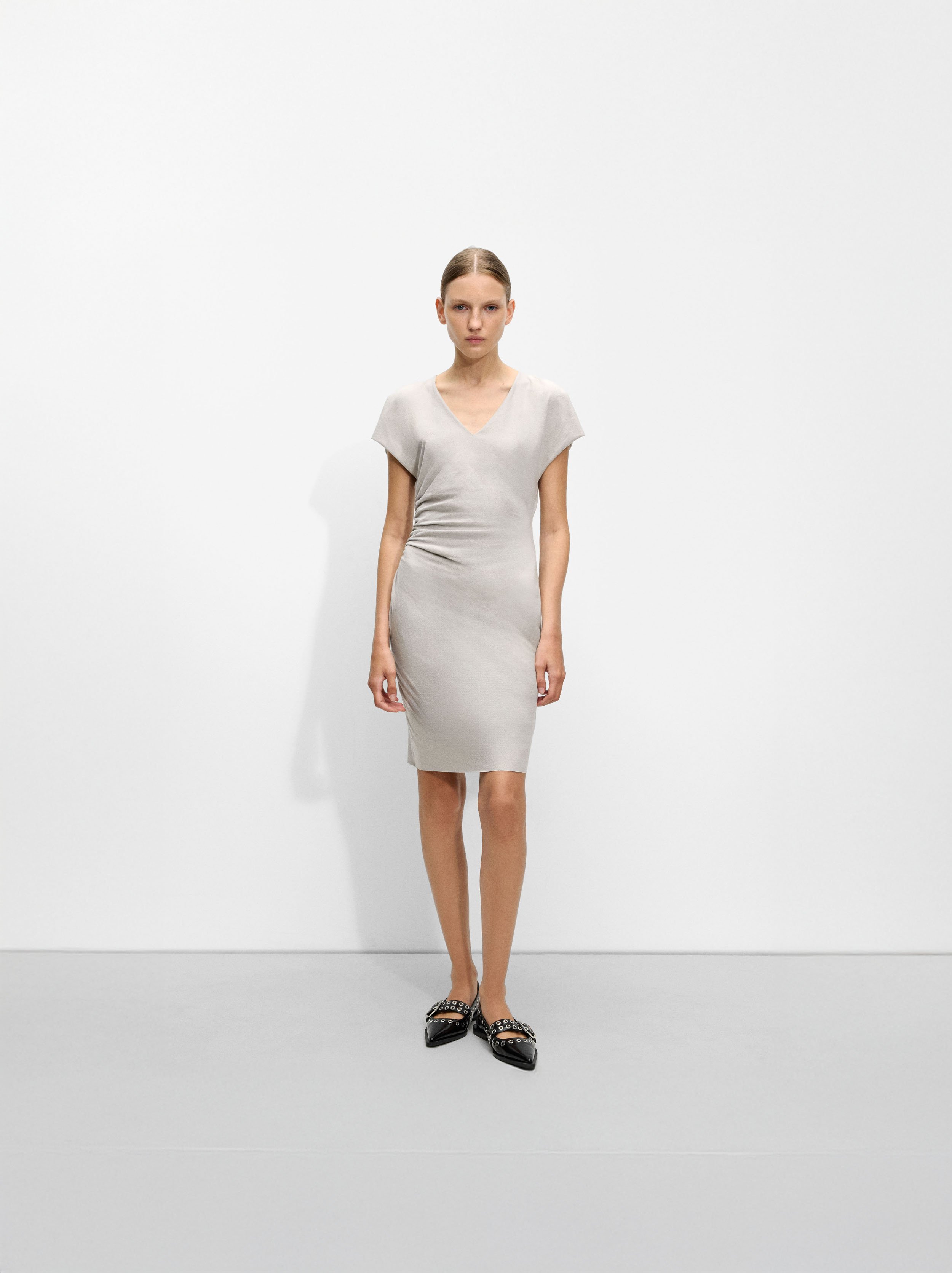 Robe courte avec détail latéral image number 6.0