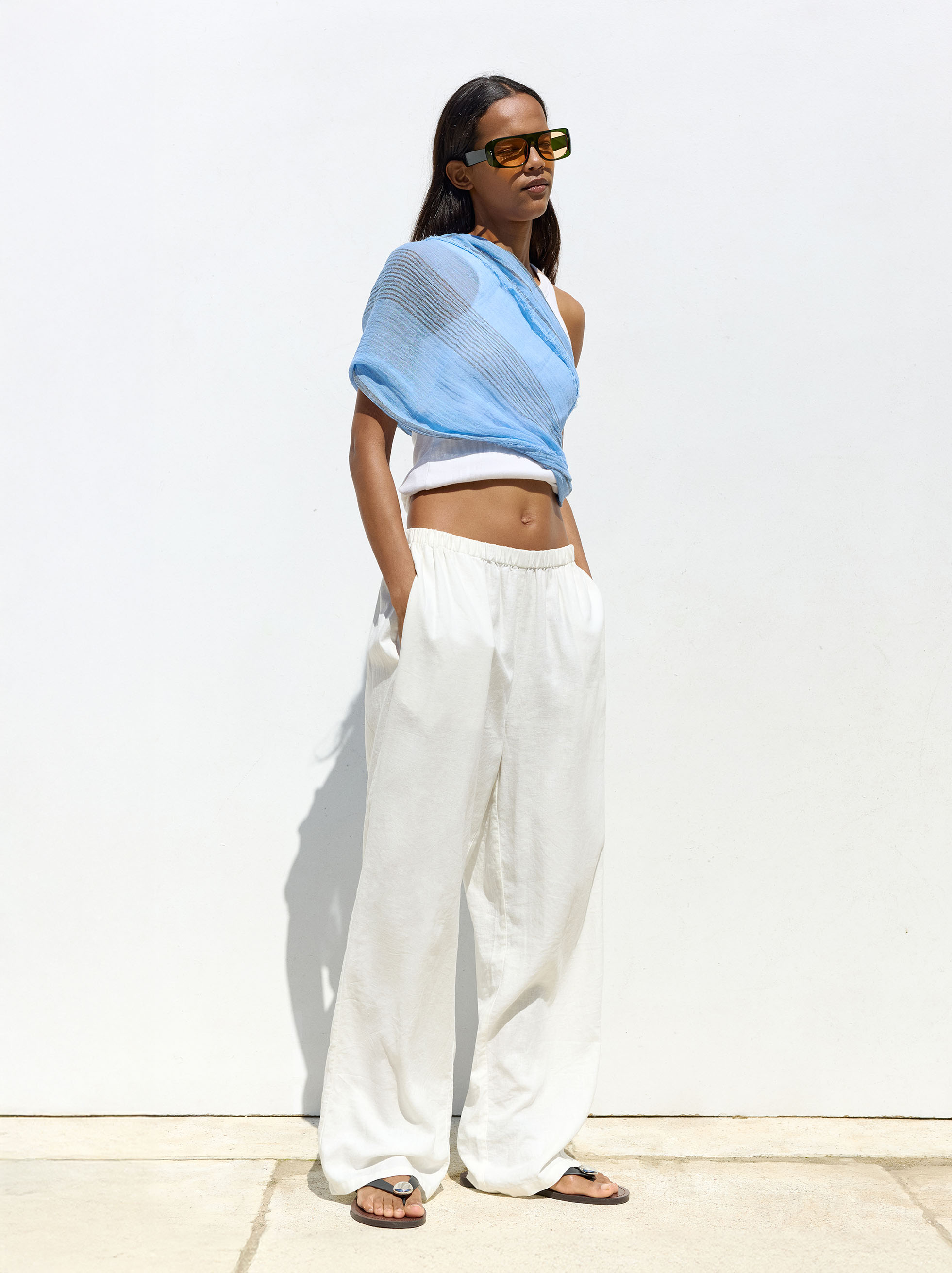 Trousers with linen elastic waistband