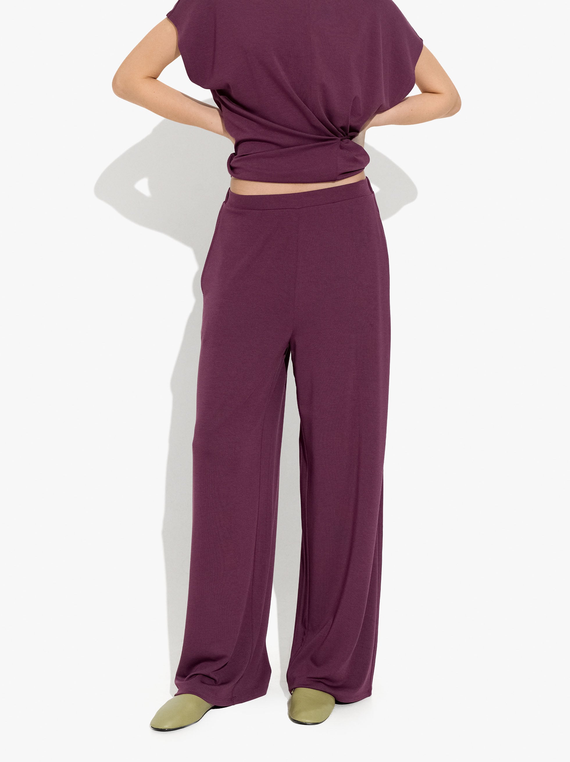 Fluid trousers with side pockets image number 1.0