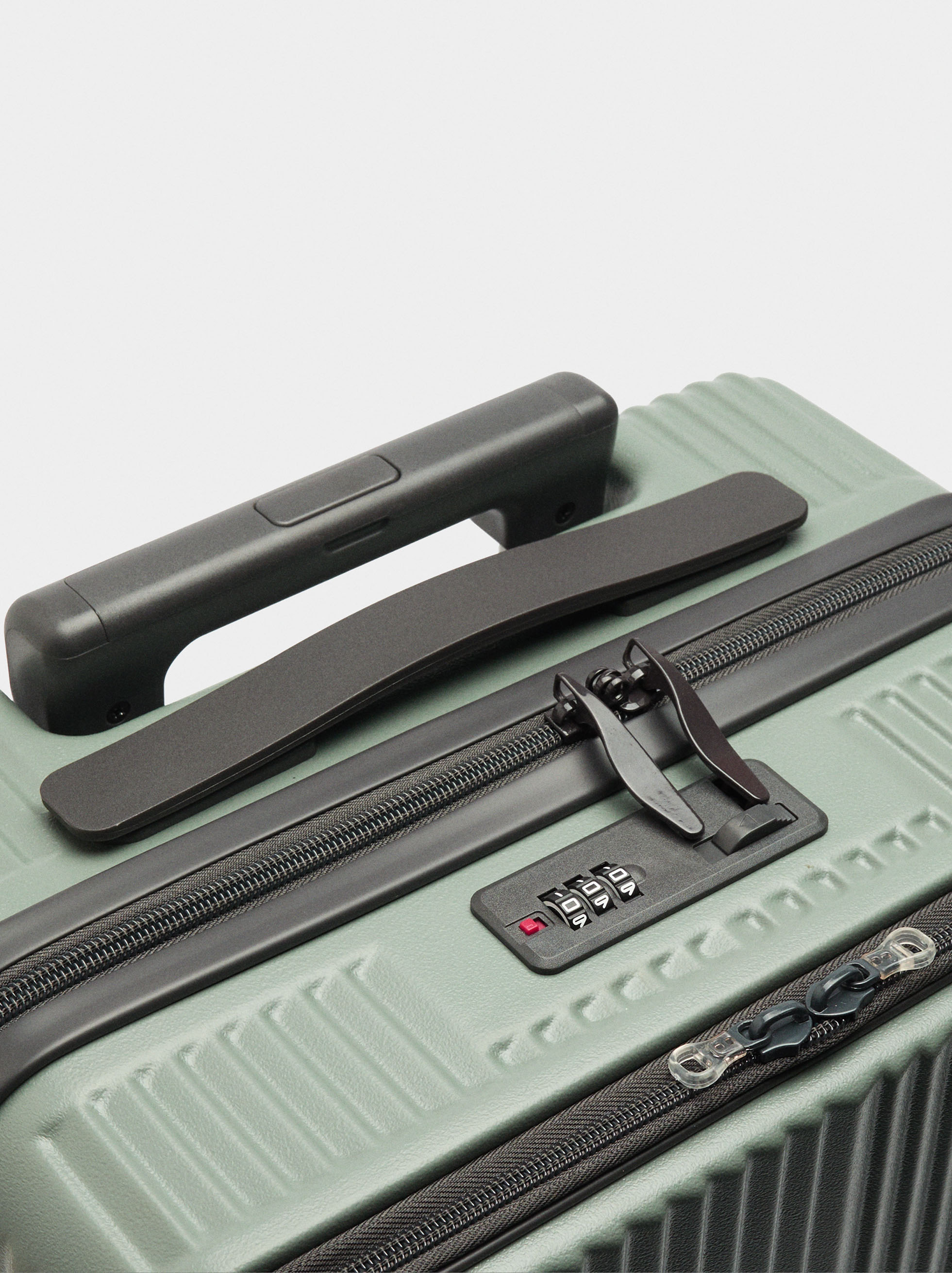 Maleta de viatge amb textura image number 5.0