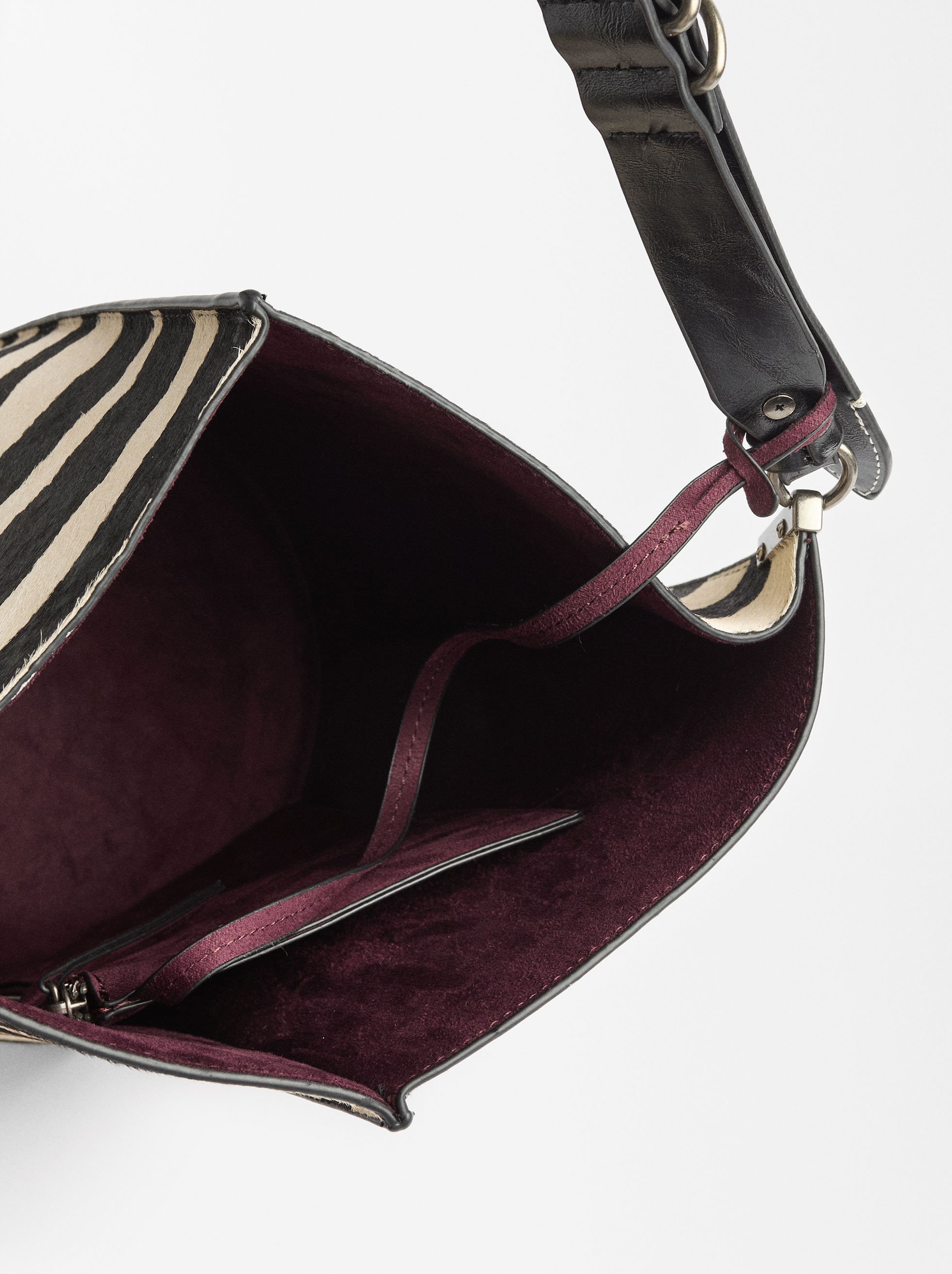 Leather shoulder bag image number 4.0